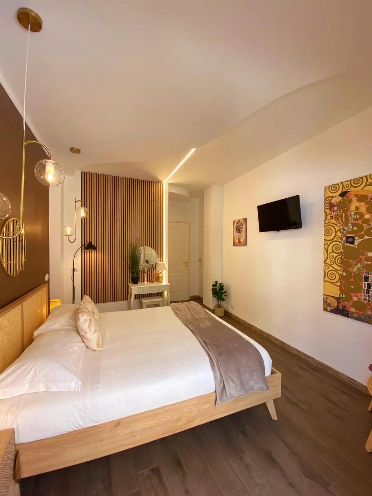 Photo of the whole room, Bed in Atrium