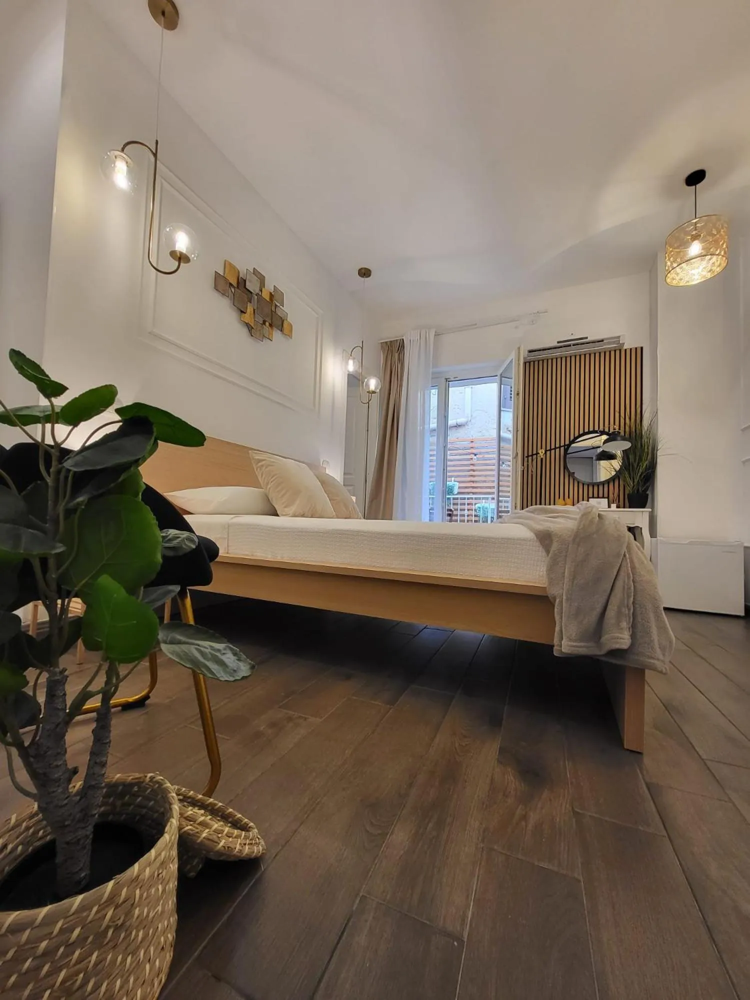 Photo of the whole room, Bed in Atrium