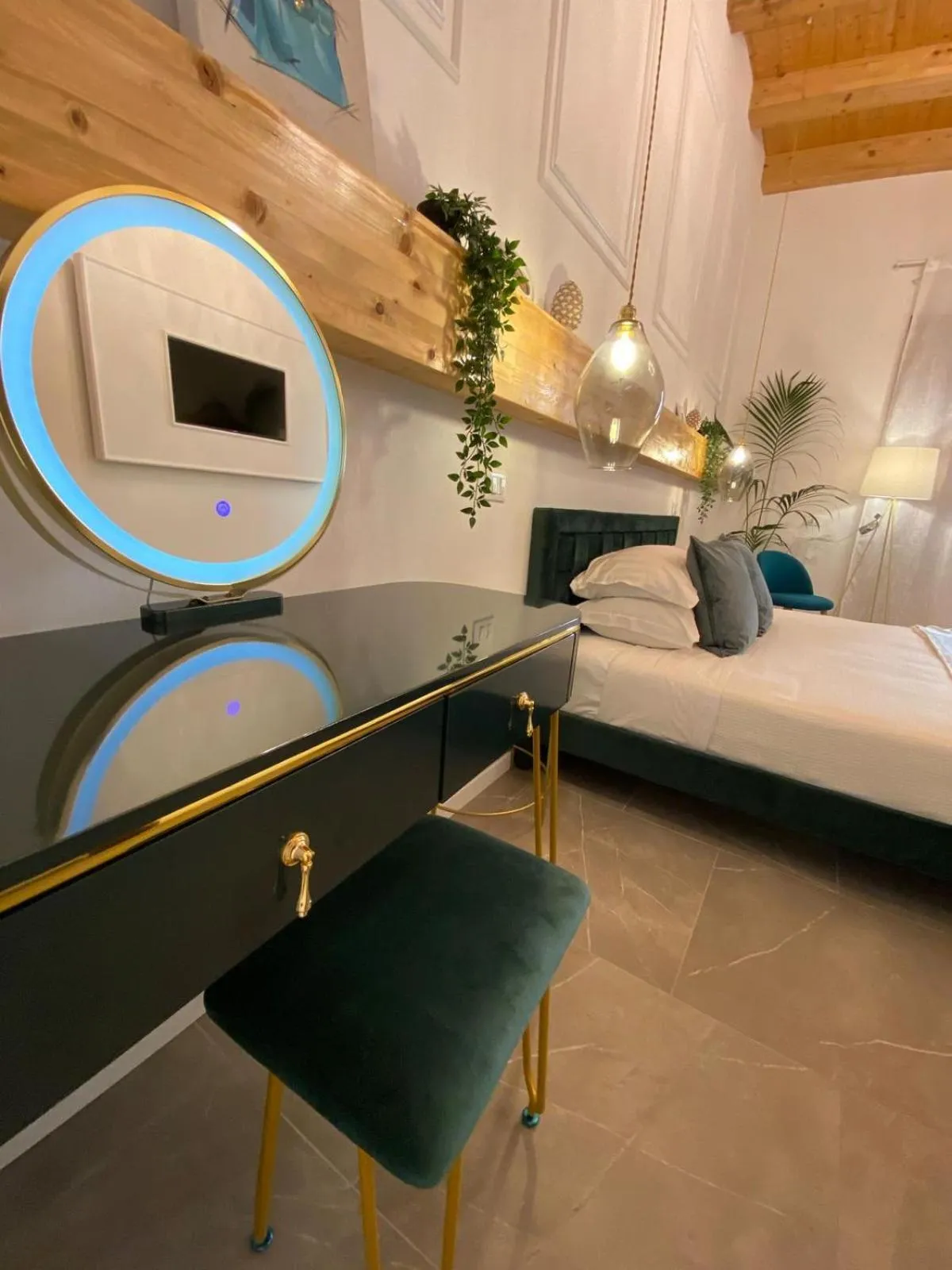 hair dresser, Bed in Atrium