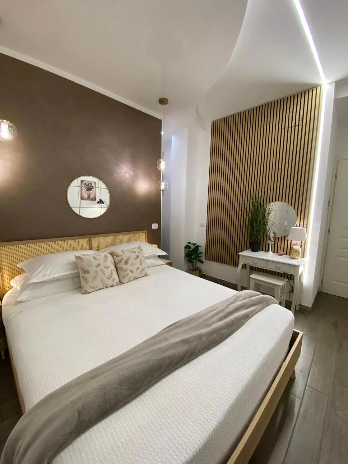 Photo of the whole room, Bed in Atrium