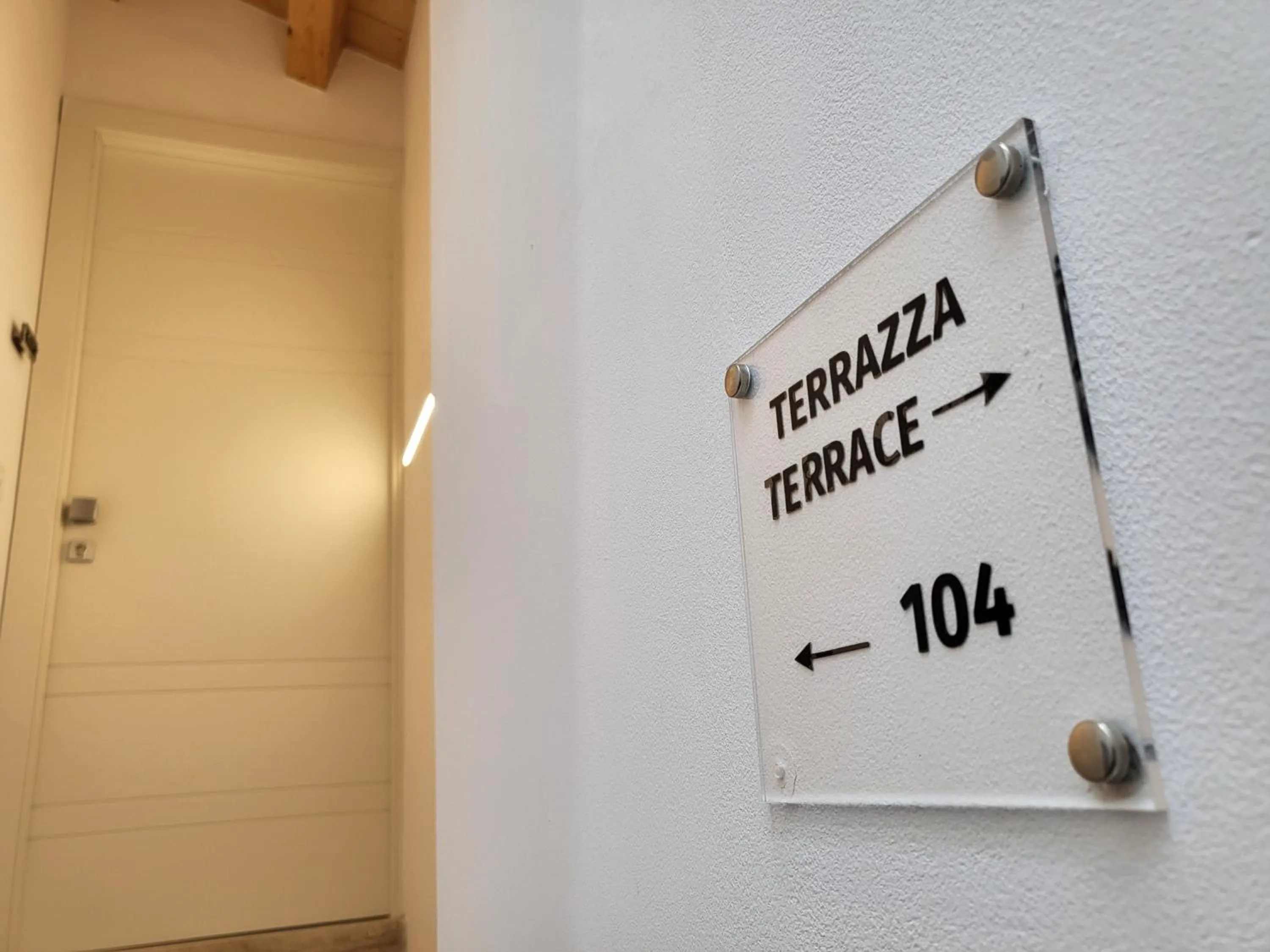 Text overlay in Atrium