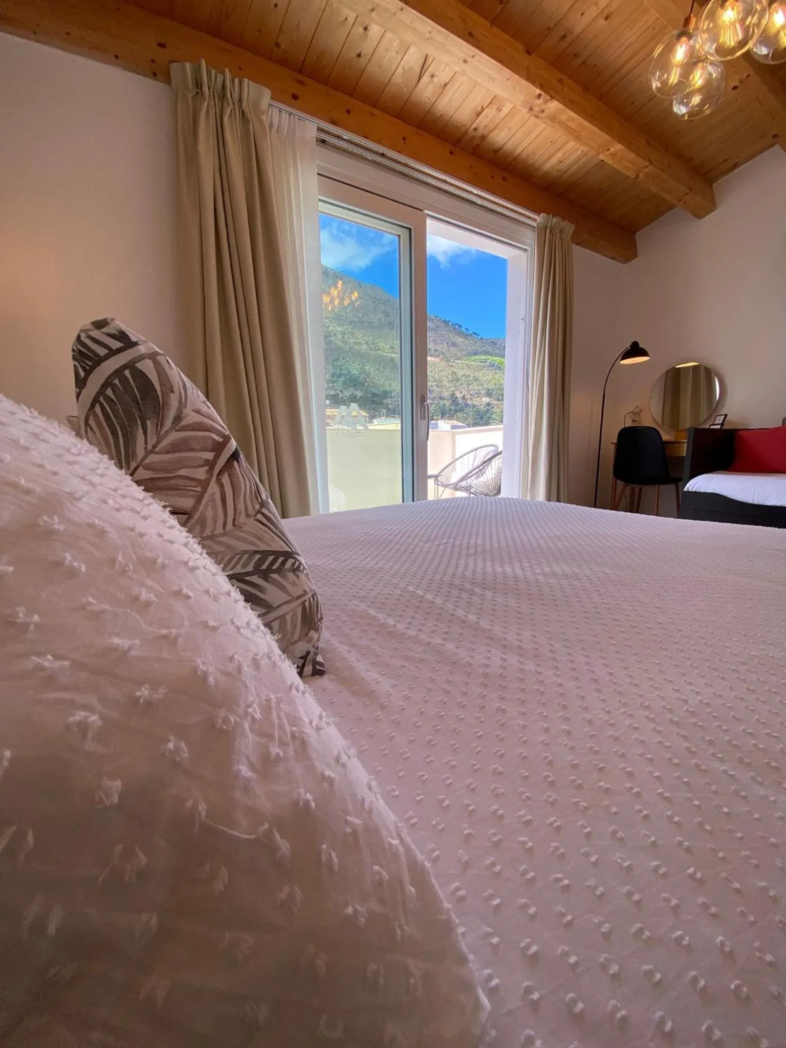 Mountain view, Bed in Atrium