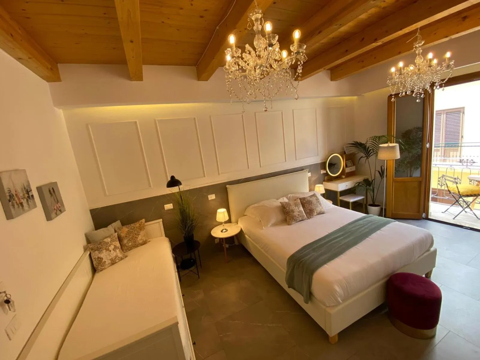 Photo of the whole room, Bed in Atrium