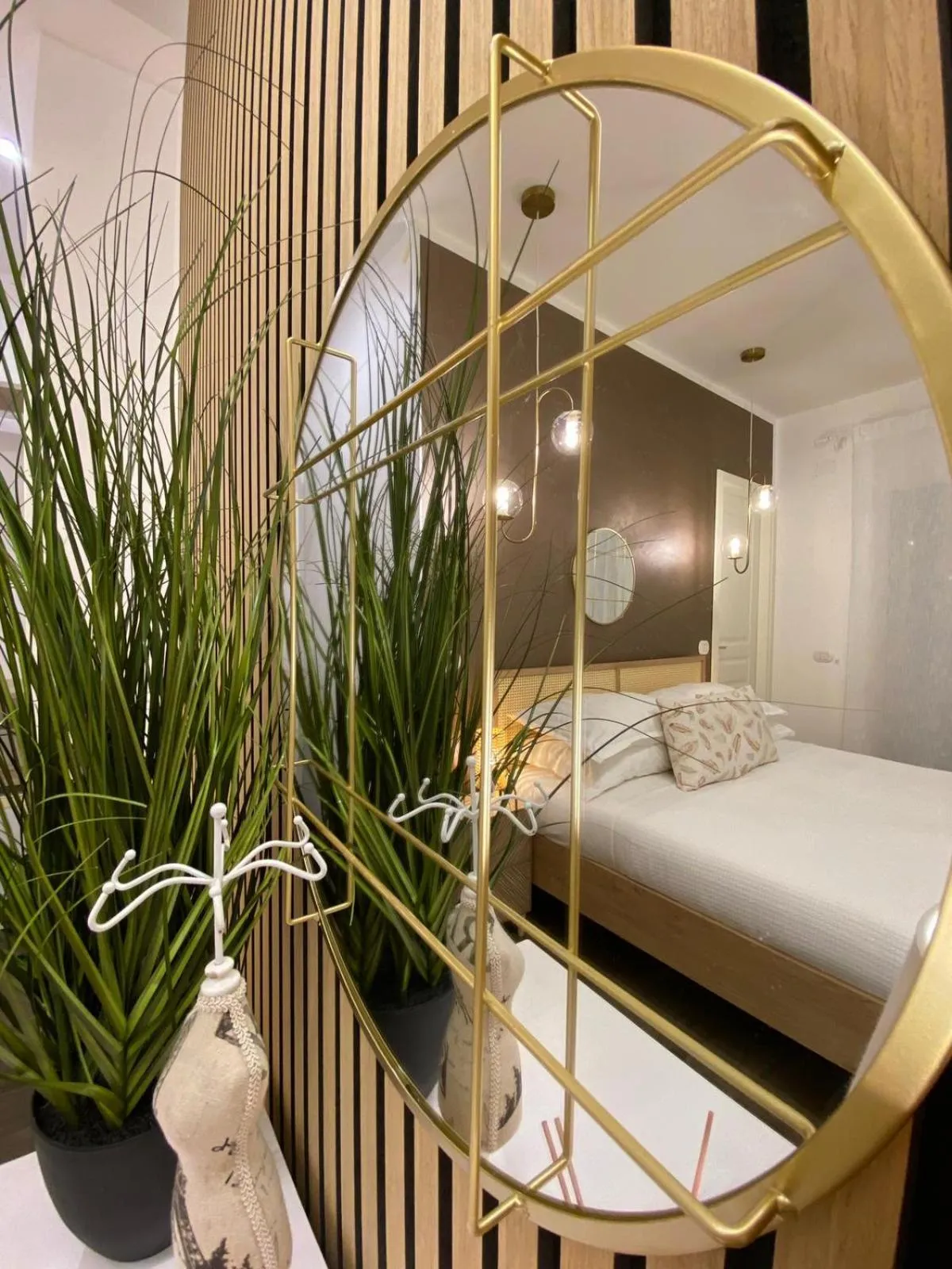 Photo of the whole room, Bed in Atrium