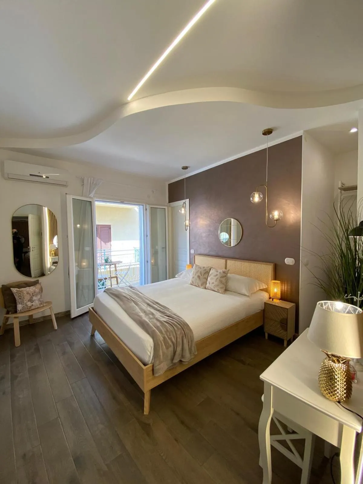 Photo of the whole room, Bed in Atrium