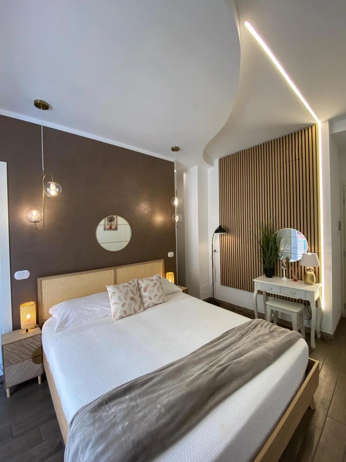 Photo of the whole room, Bed in Atrium