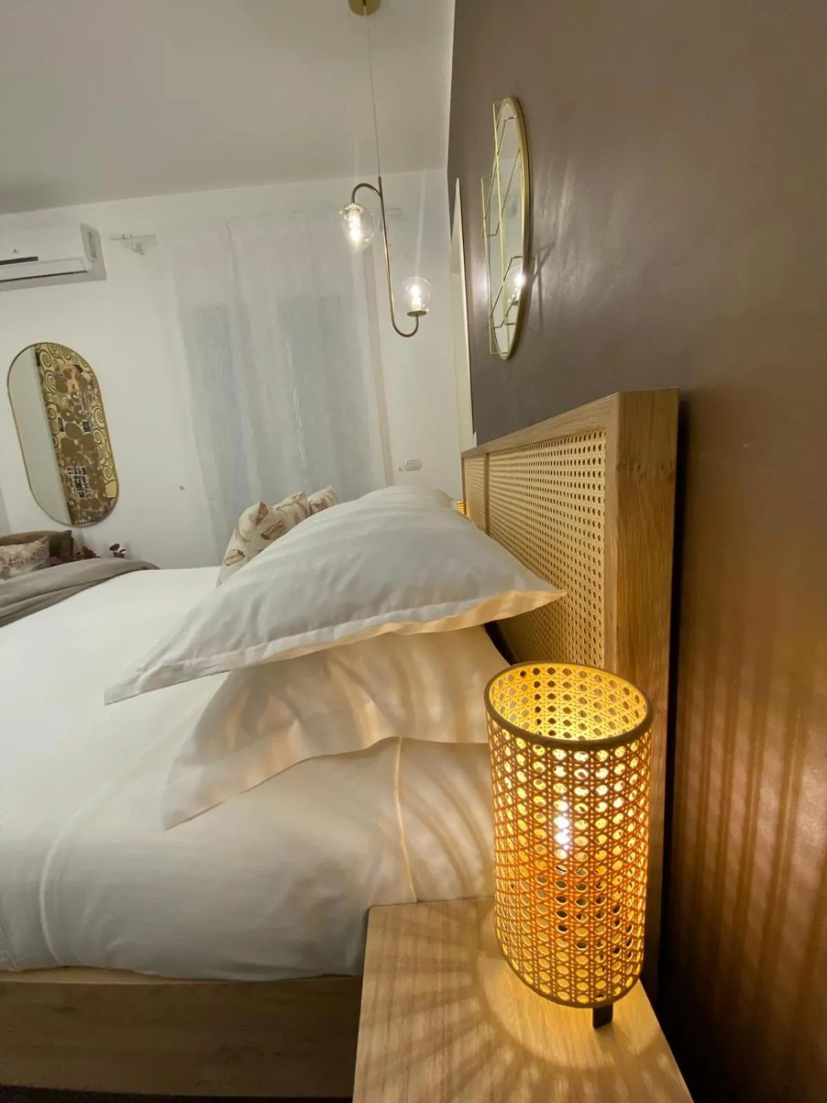 Photo of the whole room, Bed in Atrium