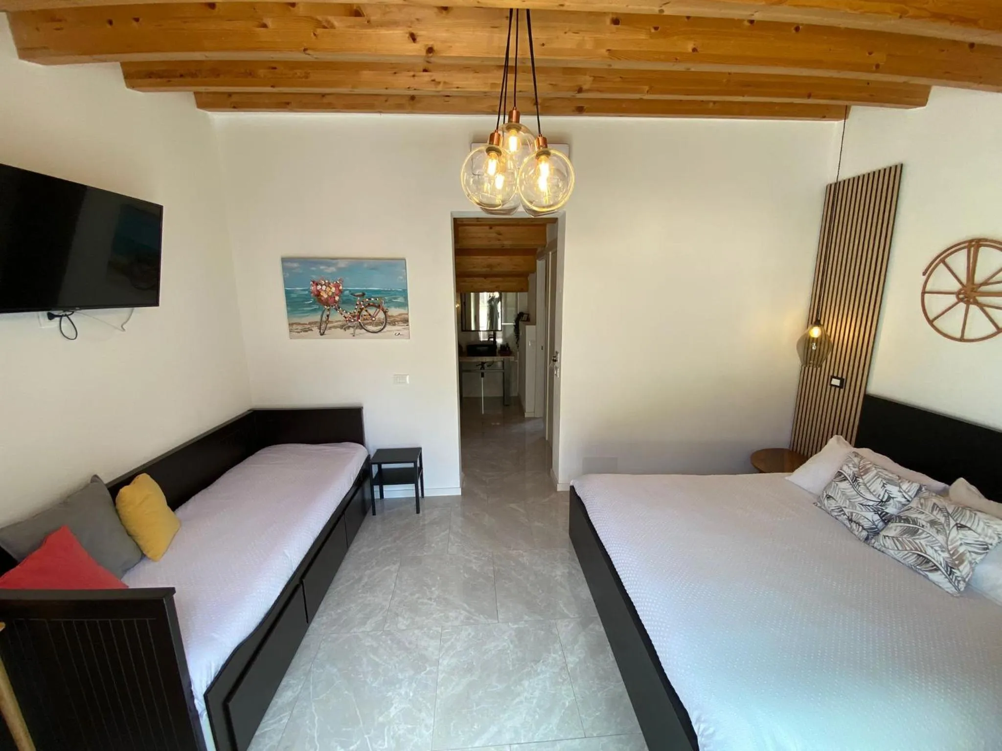 Photo of the whole room, Bed in Atrium