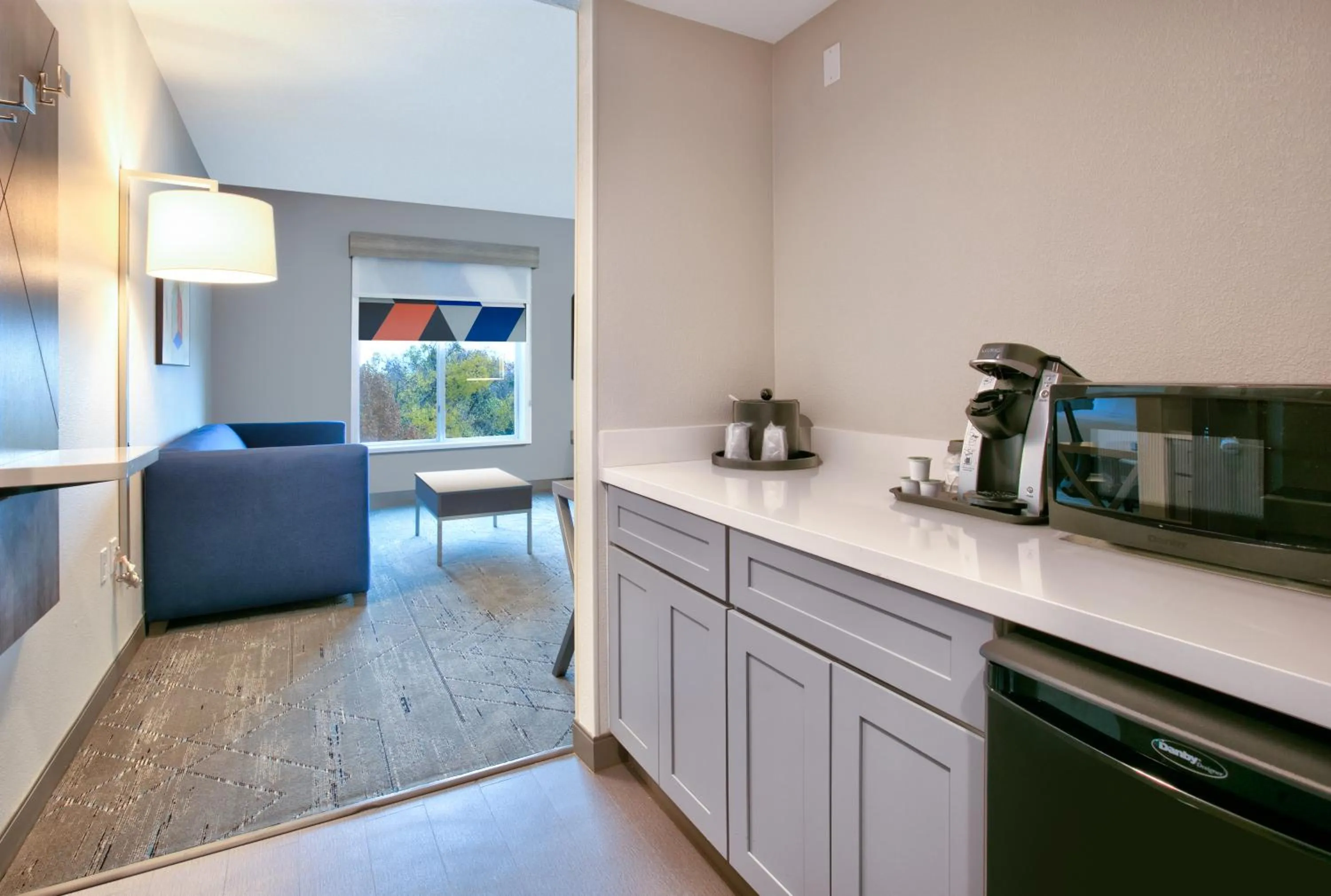 Coffee/tea facilities in Holiday Inn Express & Suites North Dallas at Preston by IHG