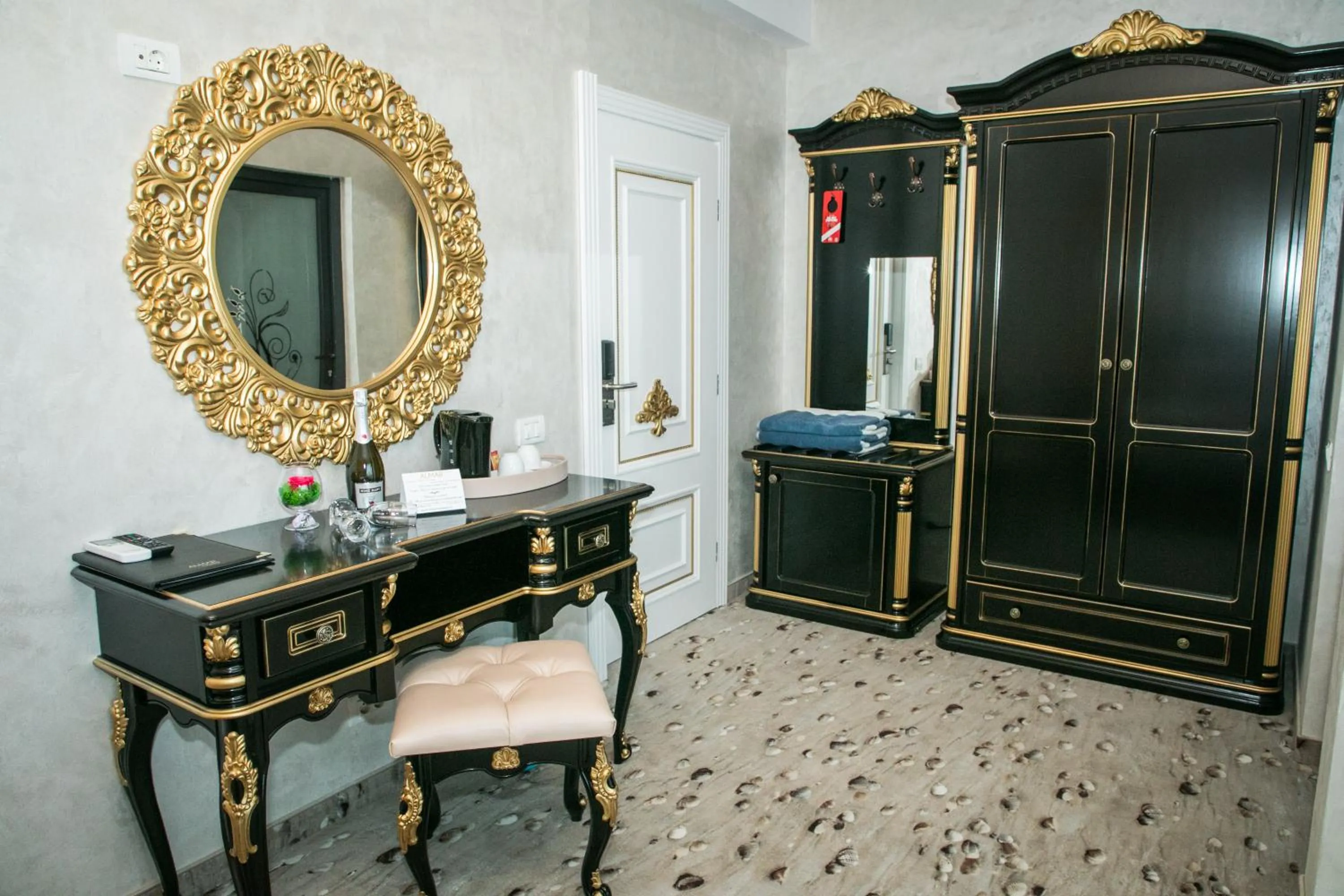 Almar Lake View Boutique H Adults Only