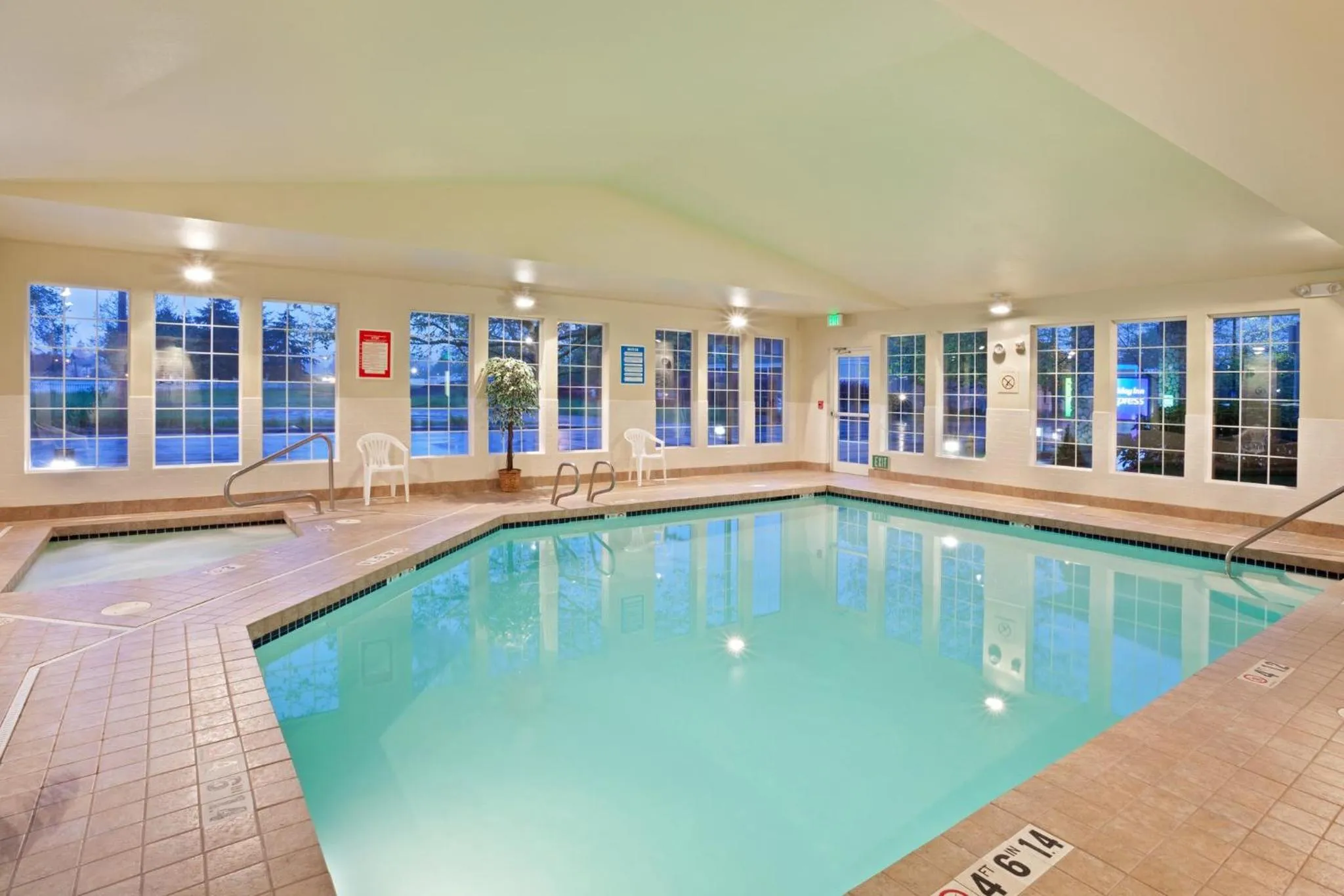 Swimming pool in Holiday Inn Express Corvallis-On the River by IHG