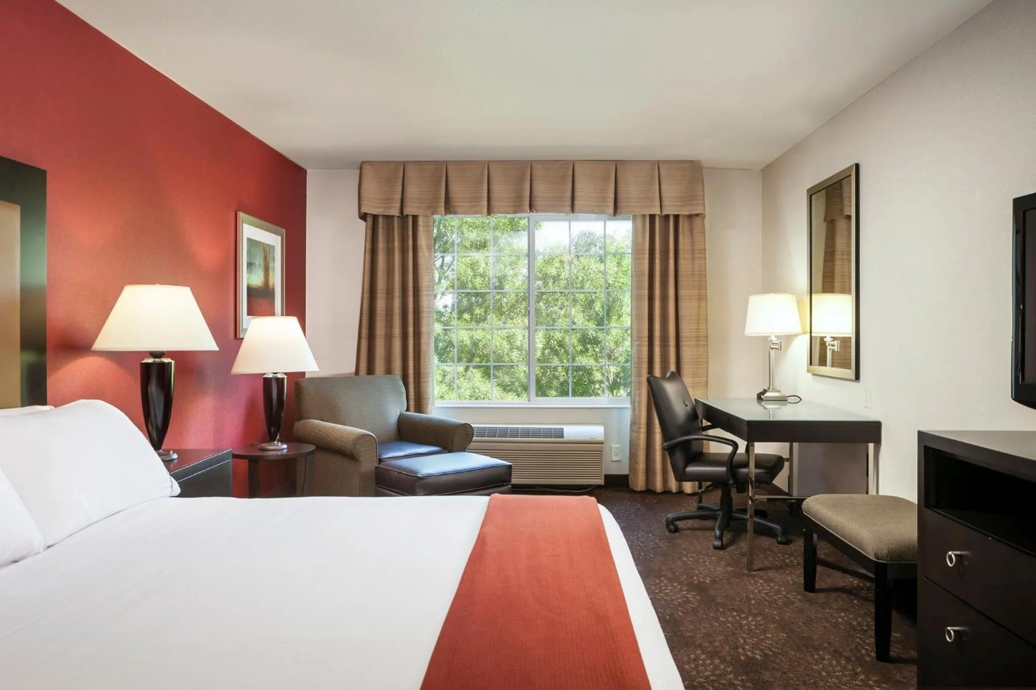 Photo of the whole room, Bed in Holiday Inn Express Corvallis-On the River by IHG