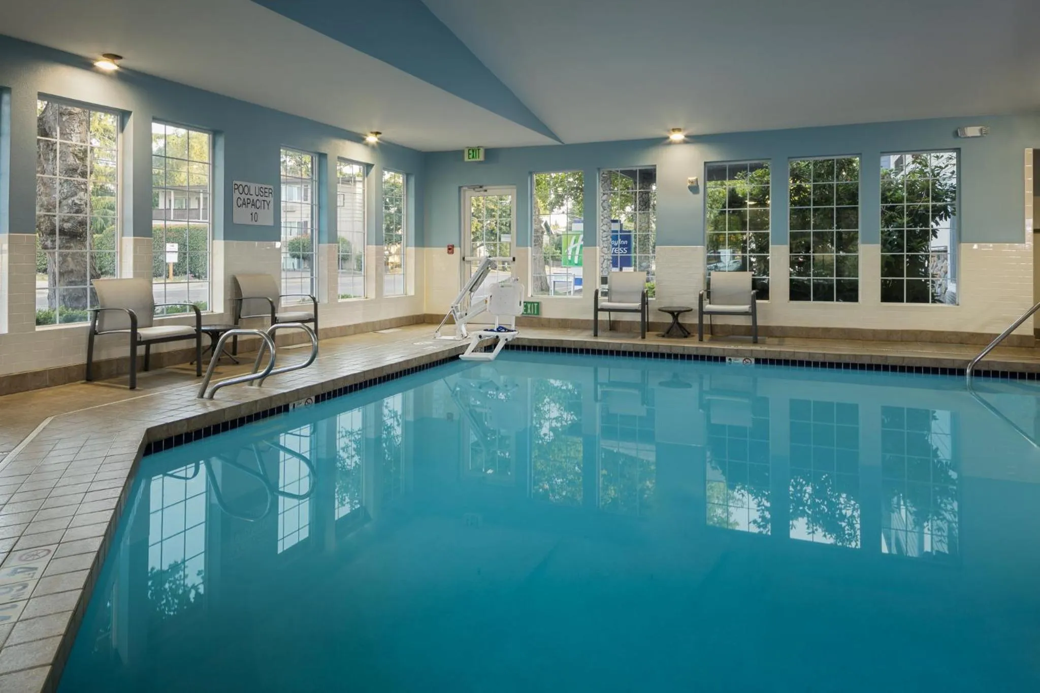 Swimming pool in Holiday Inn Express Corvallis-On the River by IHG