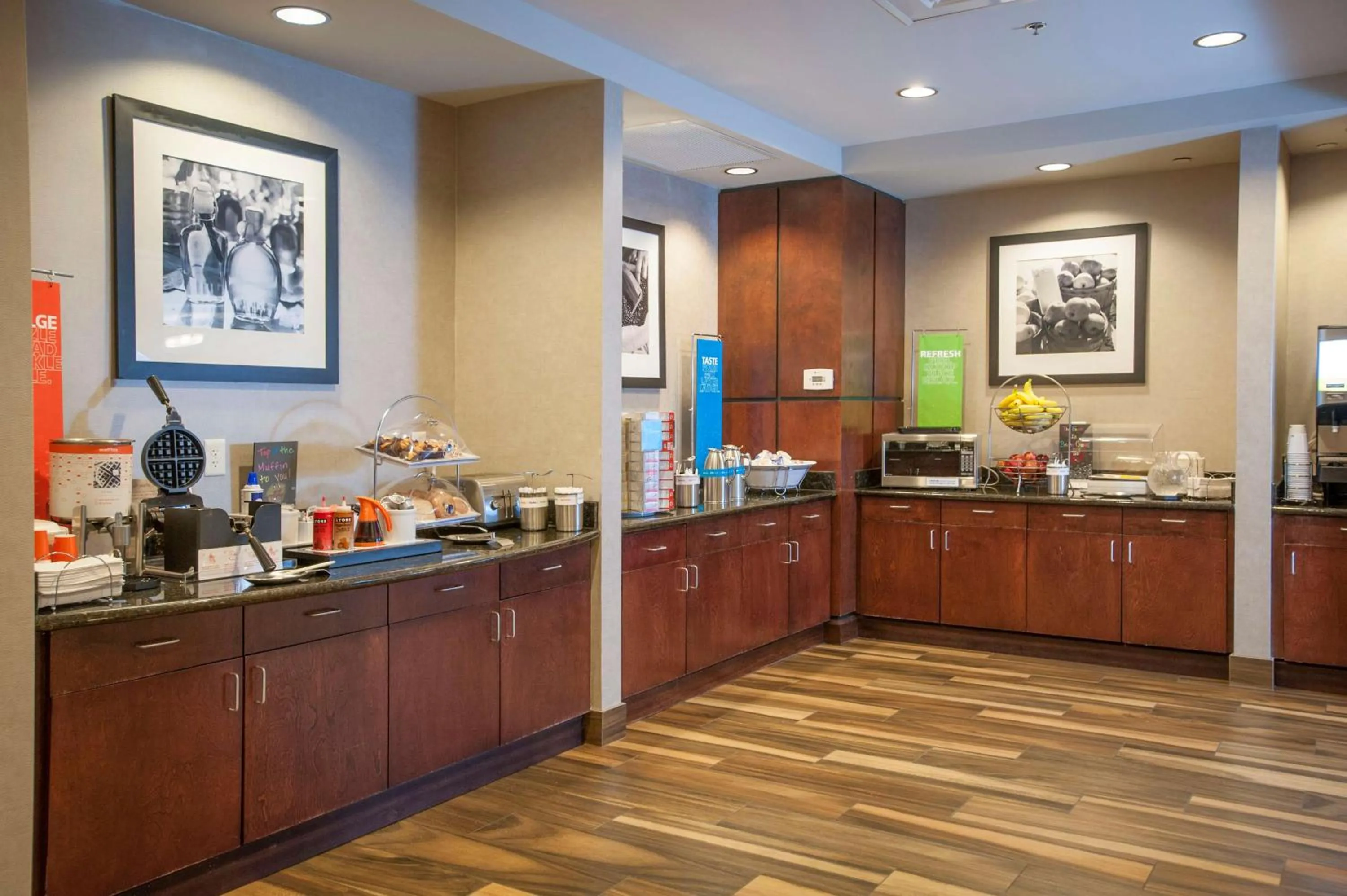 Dining area in Hampton Inn & Suites Mobile Providence Park/Airport