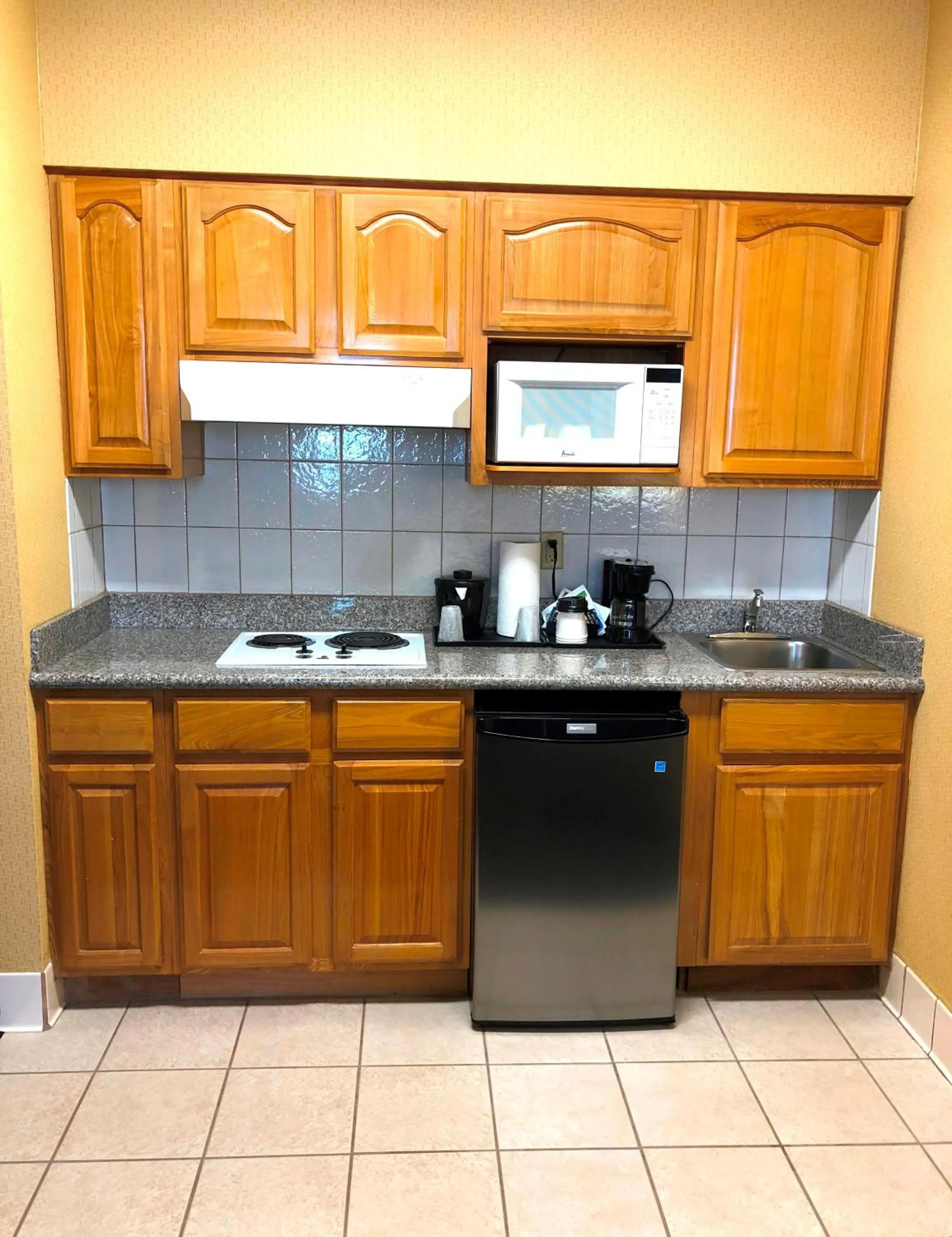 Kitchen or kitchenette in Country Inn & Suites by Radisson, San Jose International Airport, CA