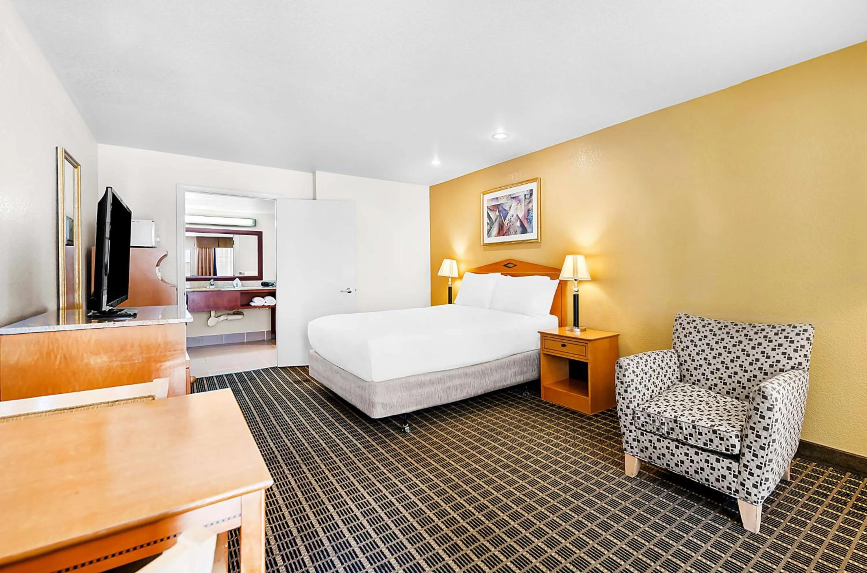 Bedroom, Bed in SureStayPlus Hotel by Best Western San Jose Central City