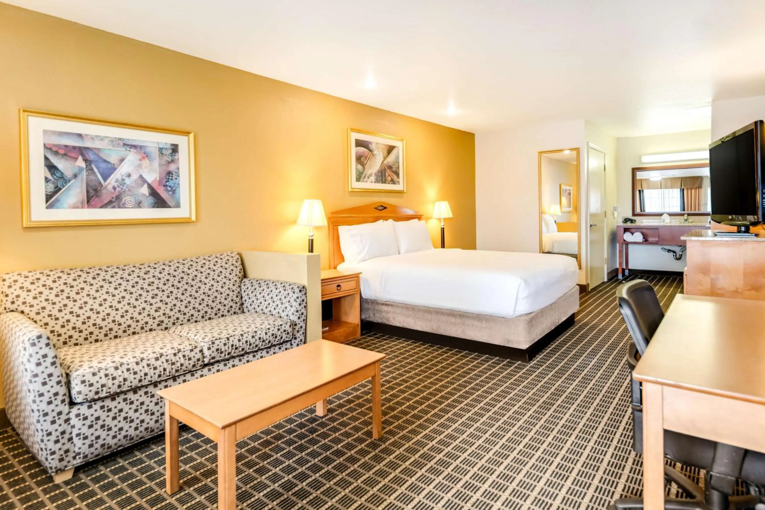 Bedroom, Bed in SureStayPlus Hotel by Best Western San Jose Central City