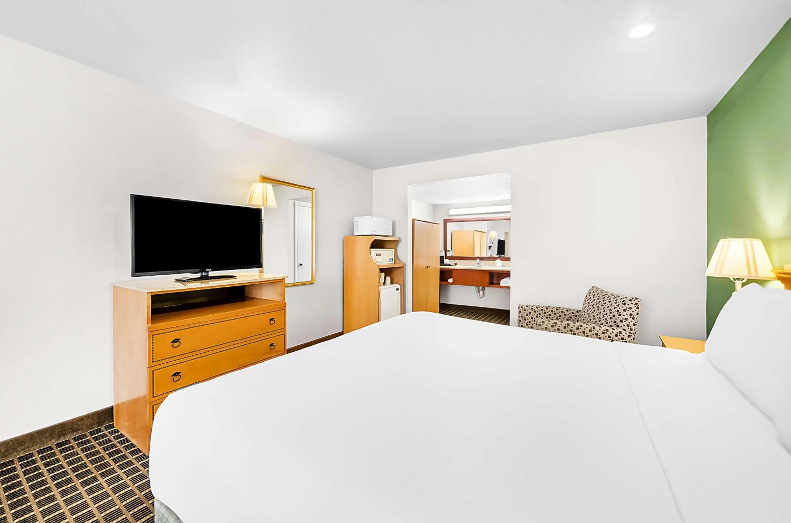 Bedroom, Bed in SureStayPlus Hotel by Best Western San Jose Central City