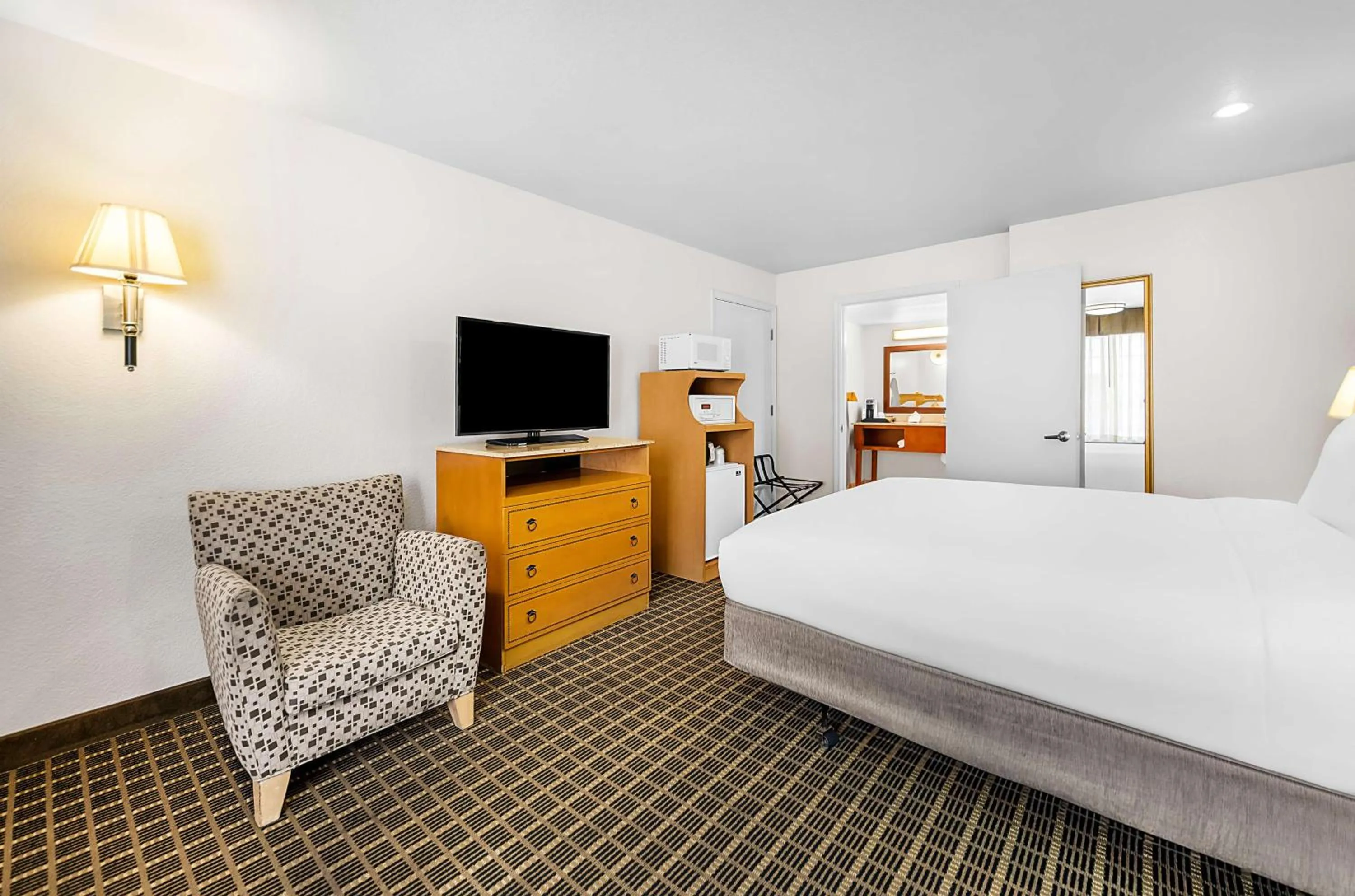 Bedroom, Bed in SureStayPlus Hotel by Best Western San Jose Central City