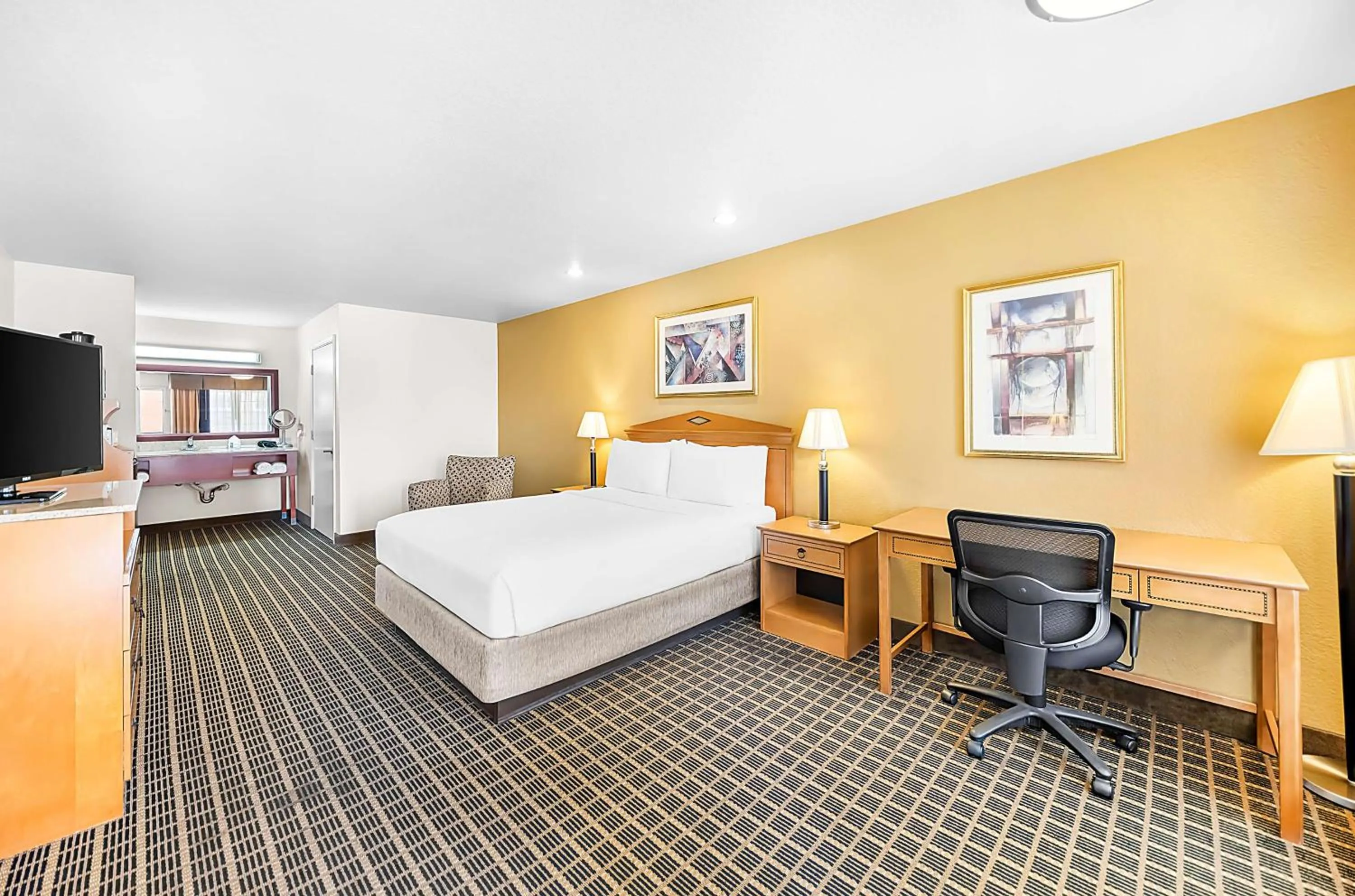 Bedroom, Bed in SureStayPlus Hotel by Best Western San Jose Central City