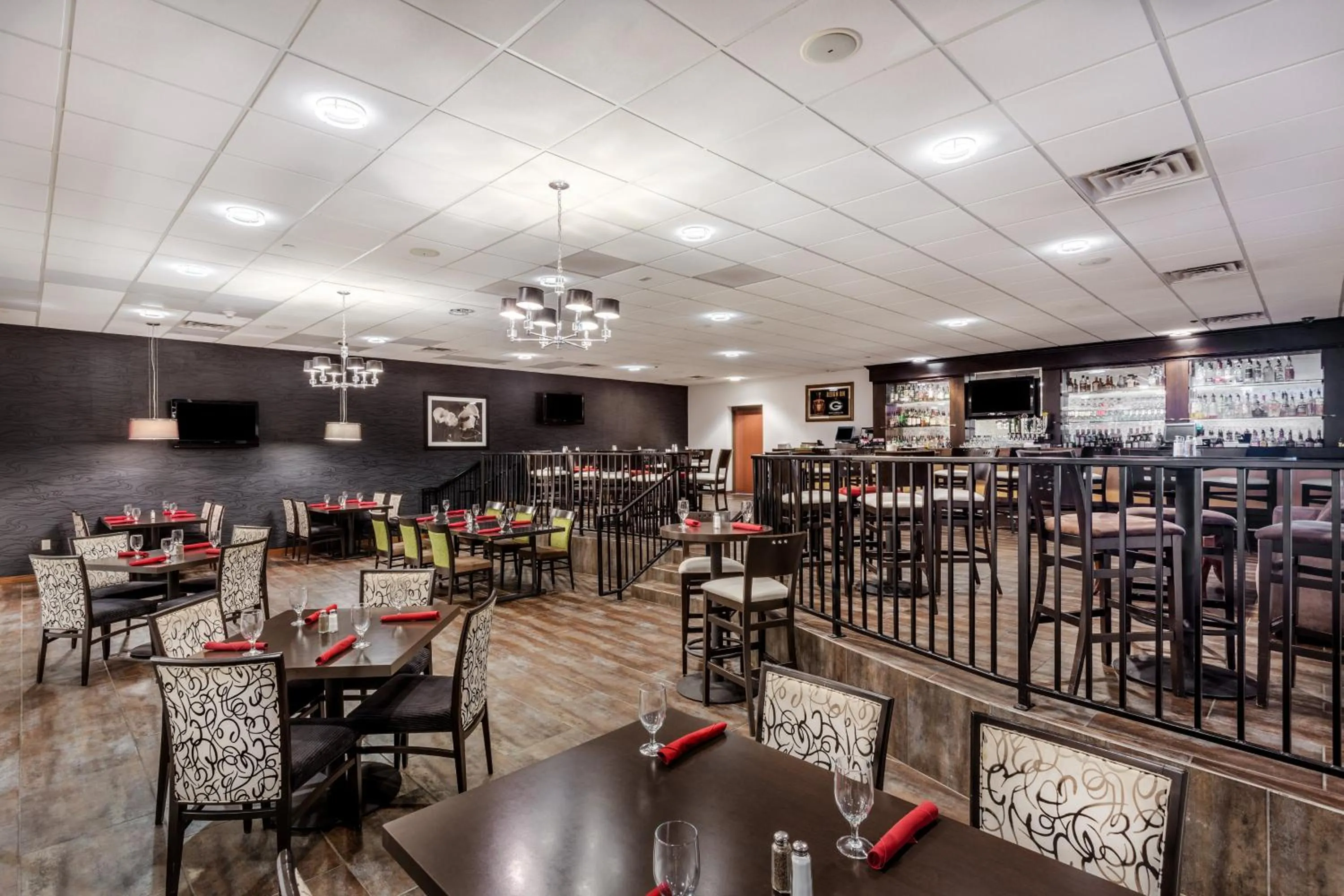 Restaurant/places to eat in Crowne Plaza Milwaukee Airport by IHG