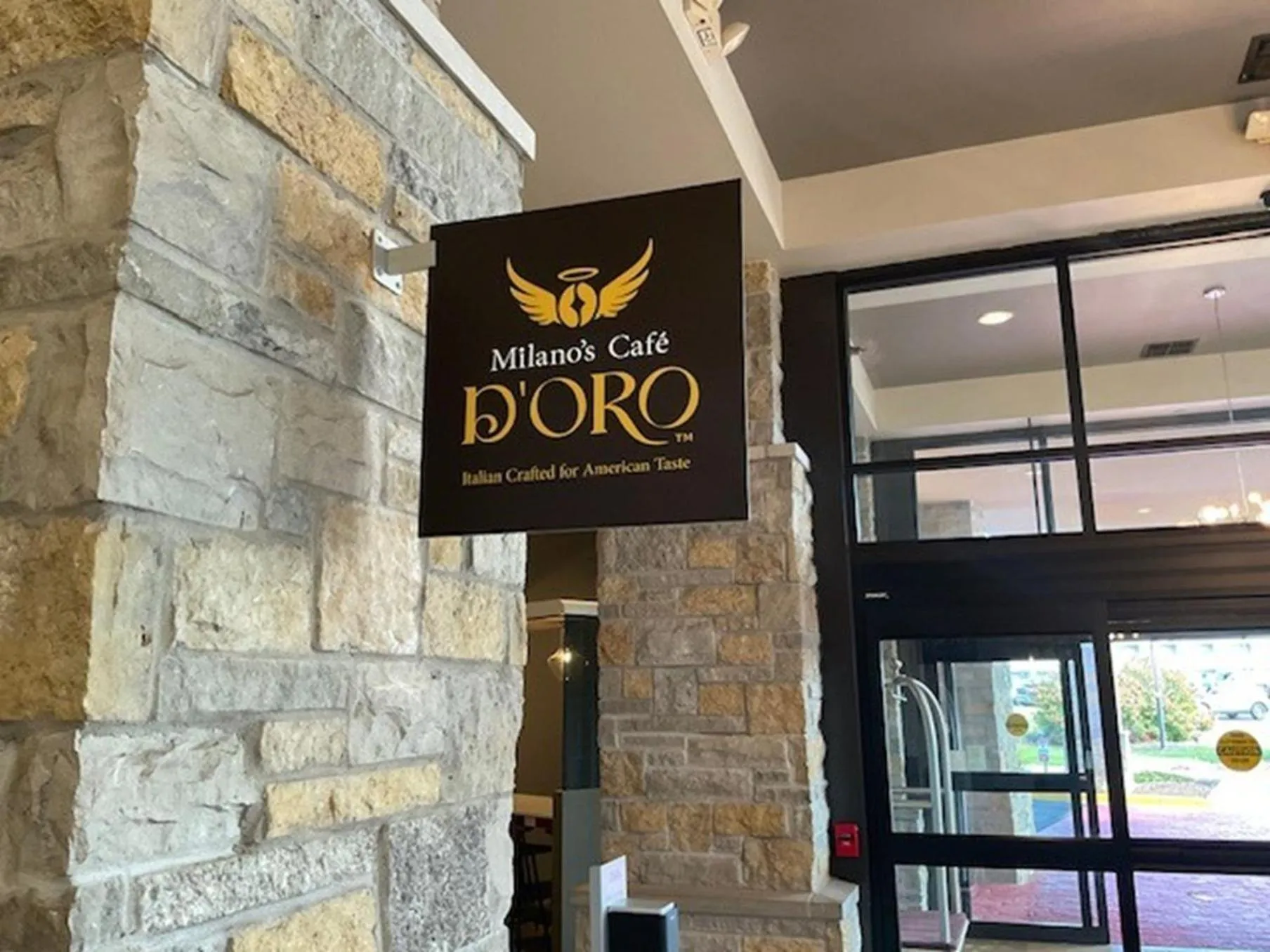 Coffee/tea facilities in Crowne Plaza Milwaukee Airport by IHG