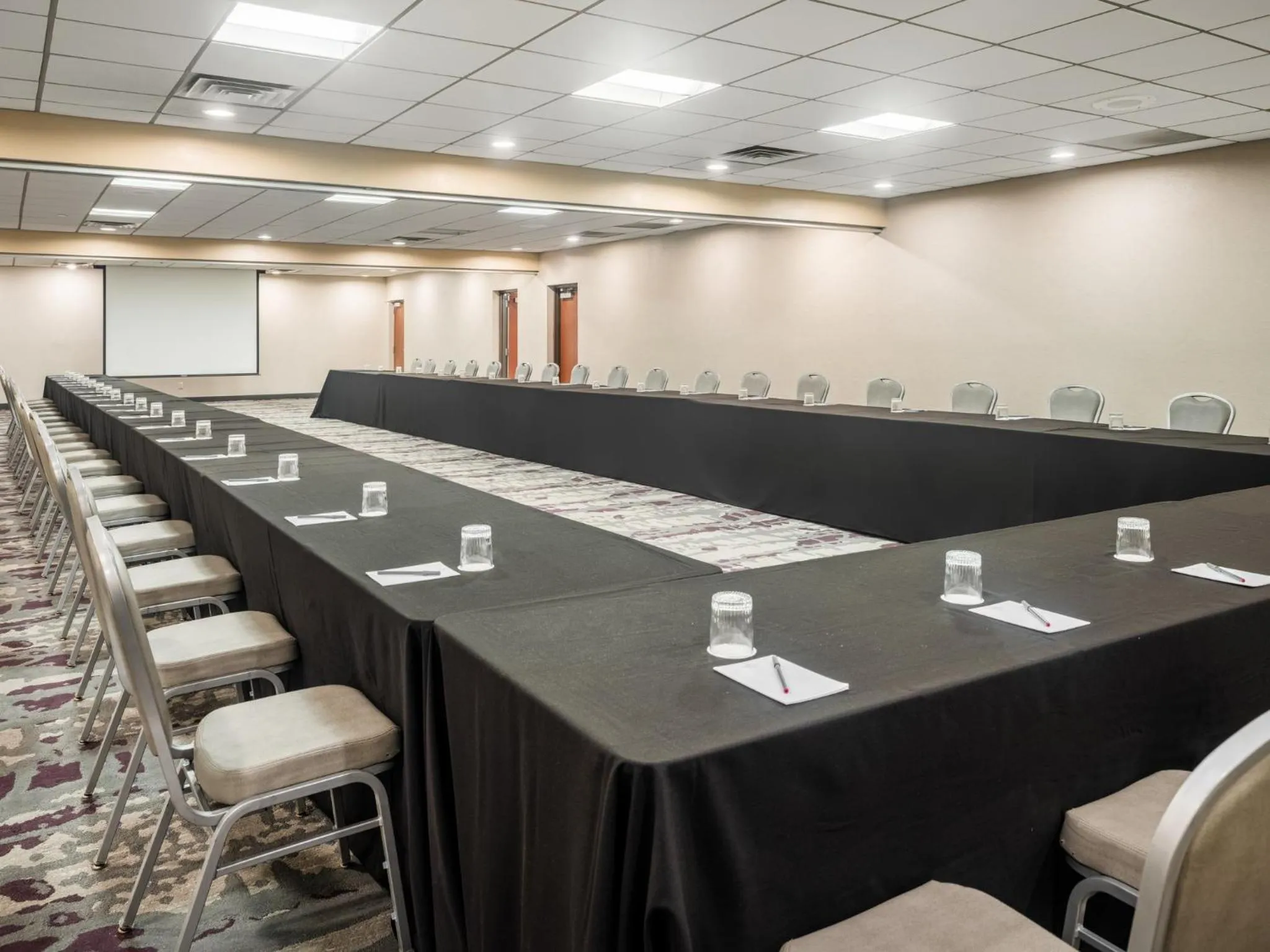 Meeting/conference room in Crowne Plaza Milwaukee Airport by IHG