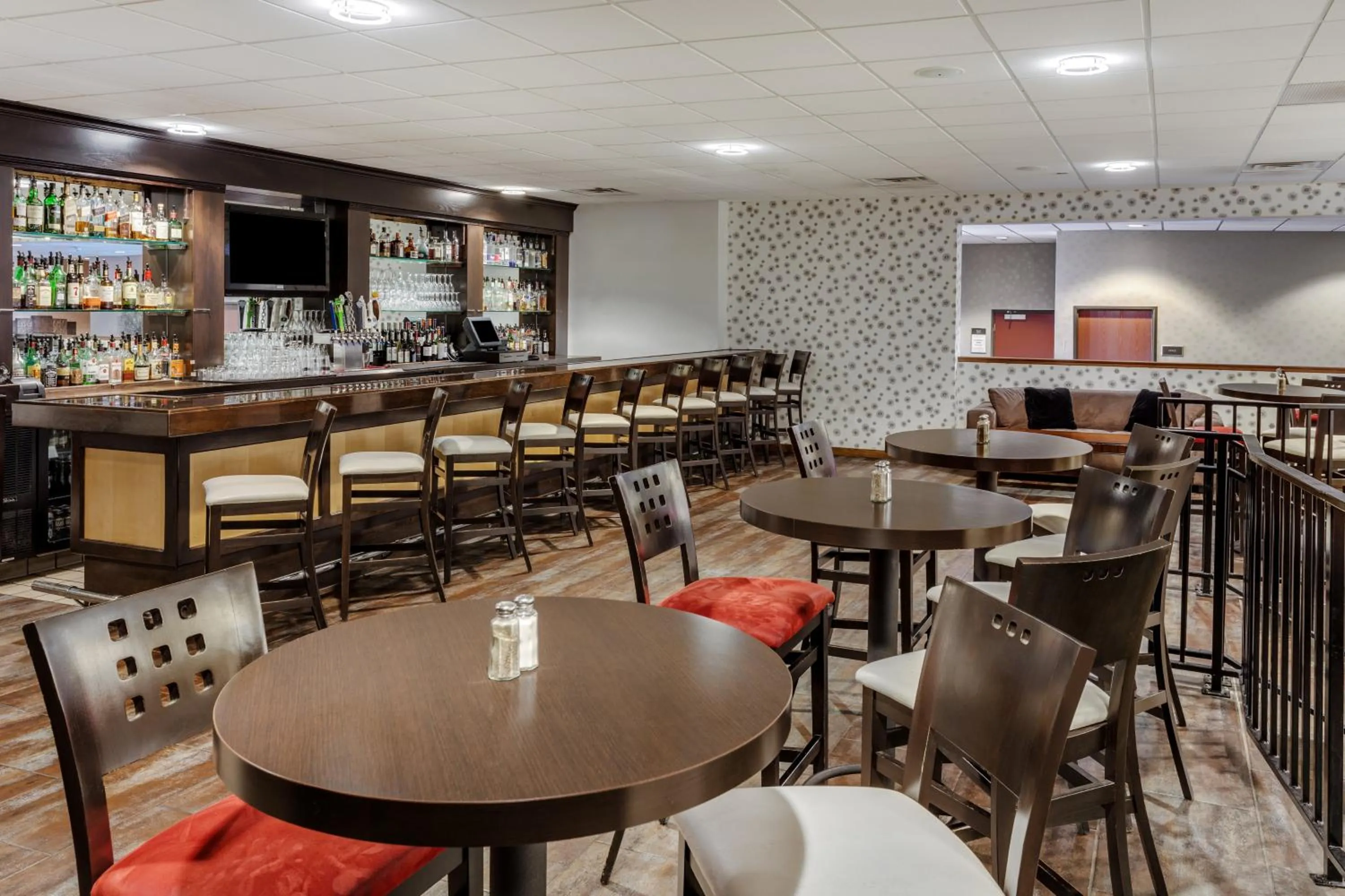Lounge or bar in Crowne Plaza Milwaukee Airport by IHG