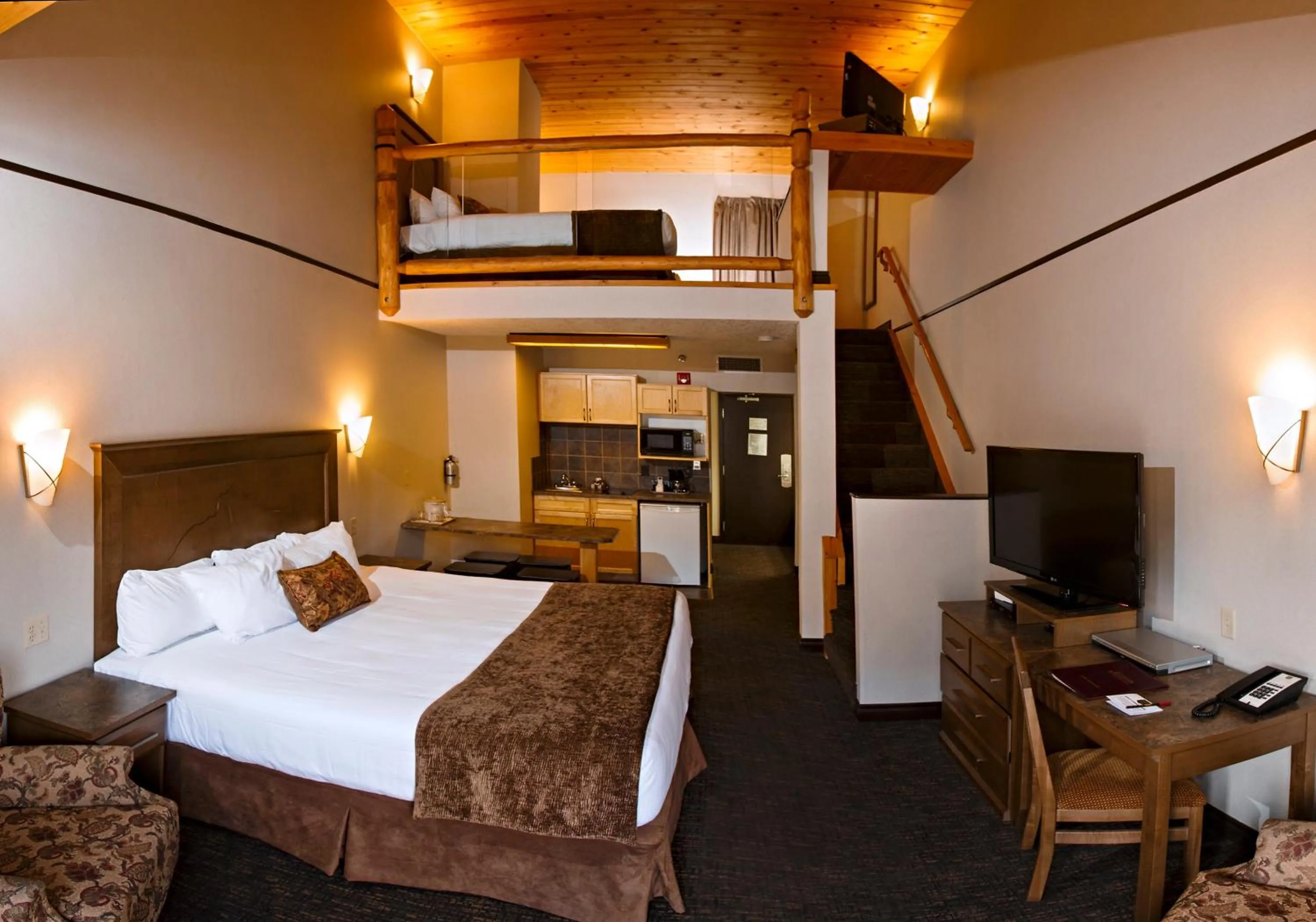 Photo of the whole room, Bed in The Rundlestone Lodge