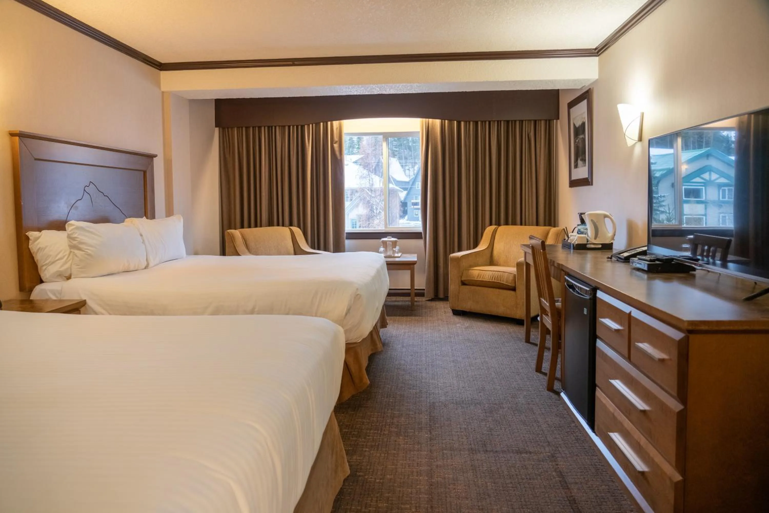Photo of the whole room, Bed in The Rundlestone Lodge