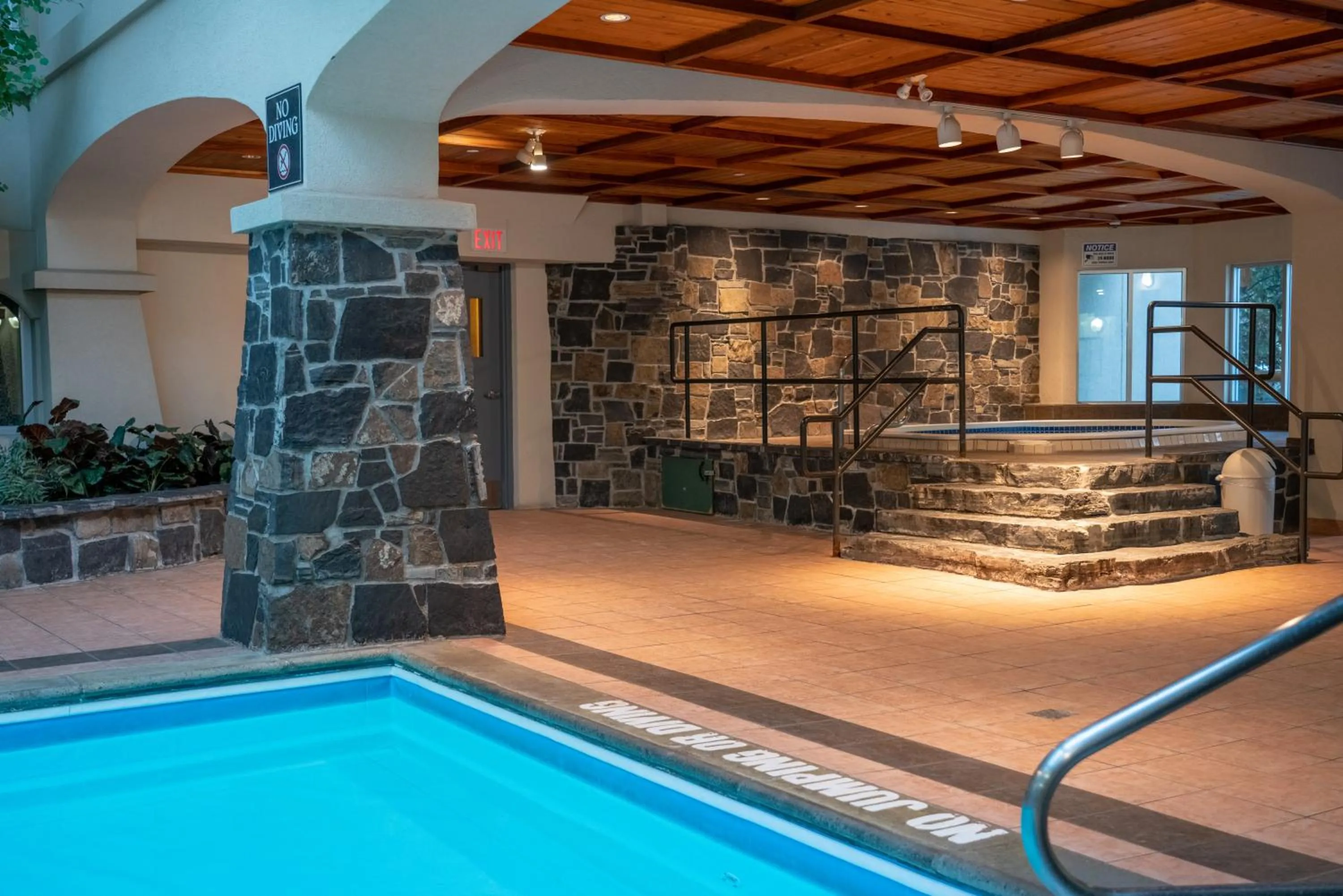 Swimming pool in The Rundlestone Lodge