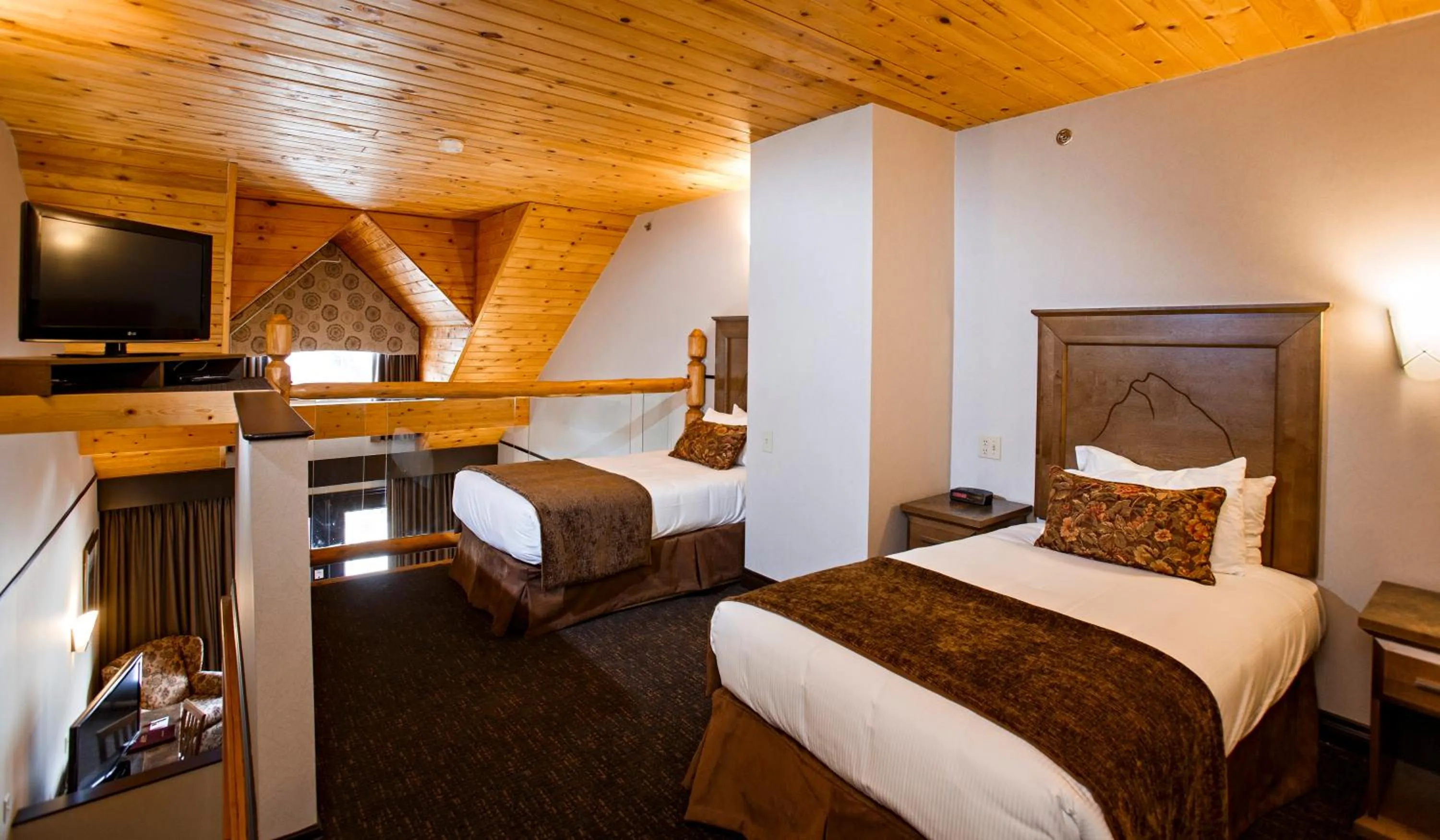 Bedroom, Bed in The Rundlestone Lodge