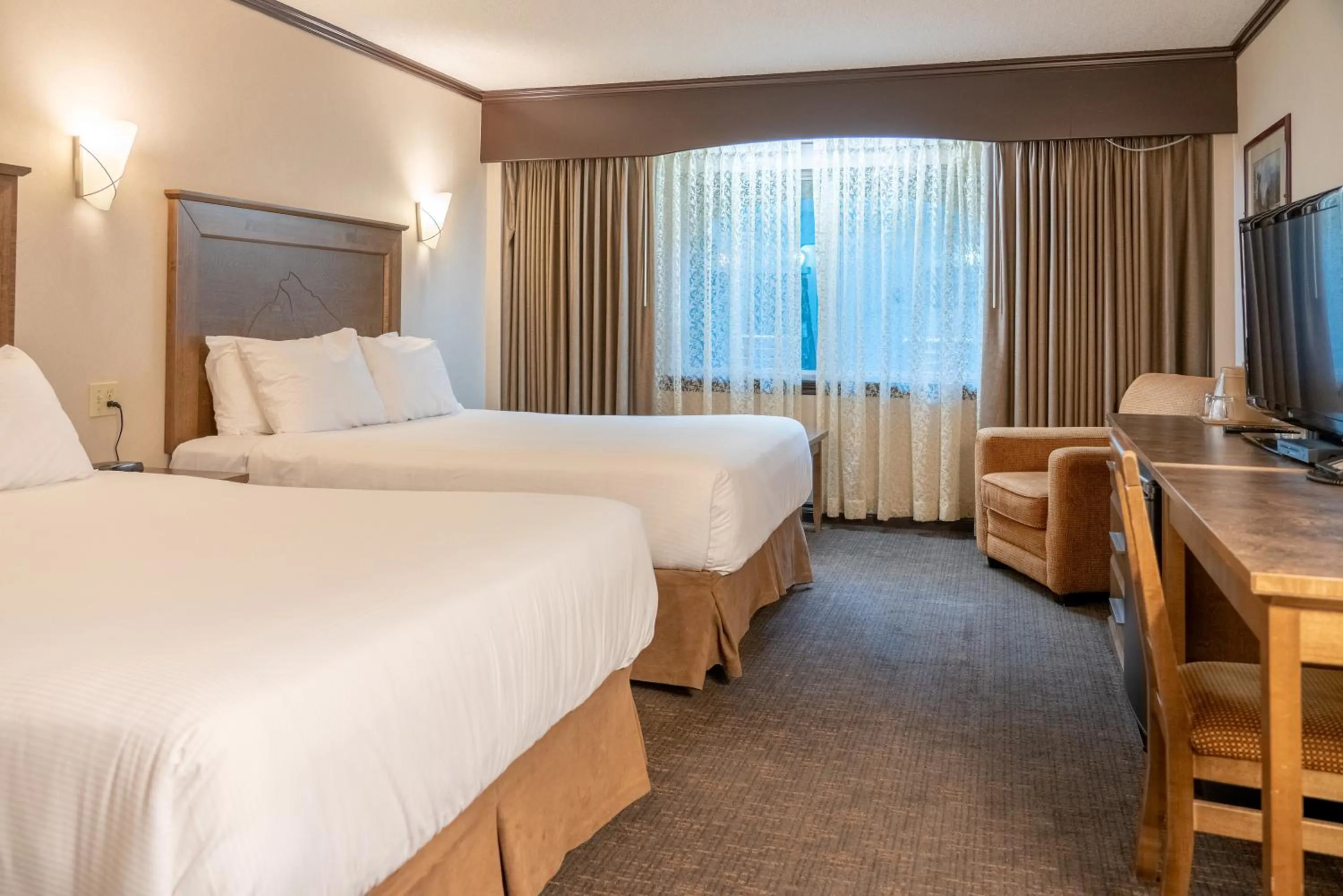 Photo of the whole room, Bed in The Rundlestone Lodge