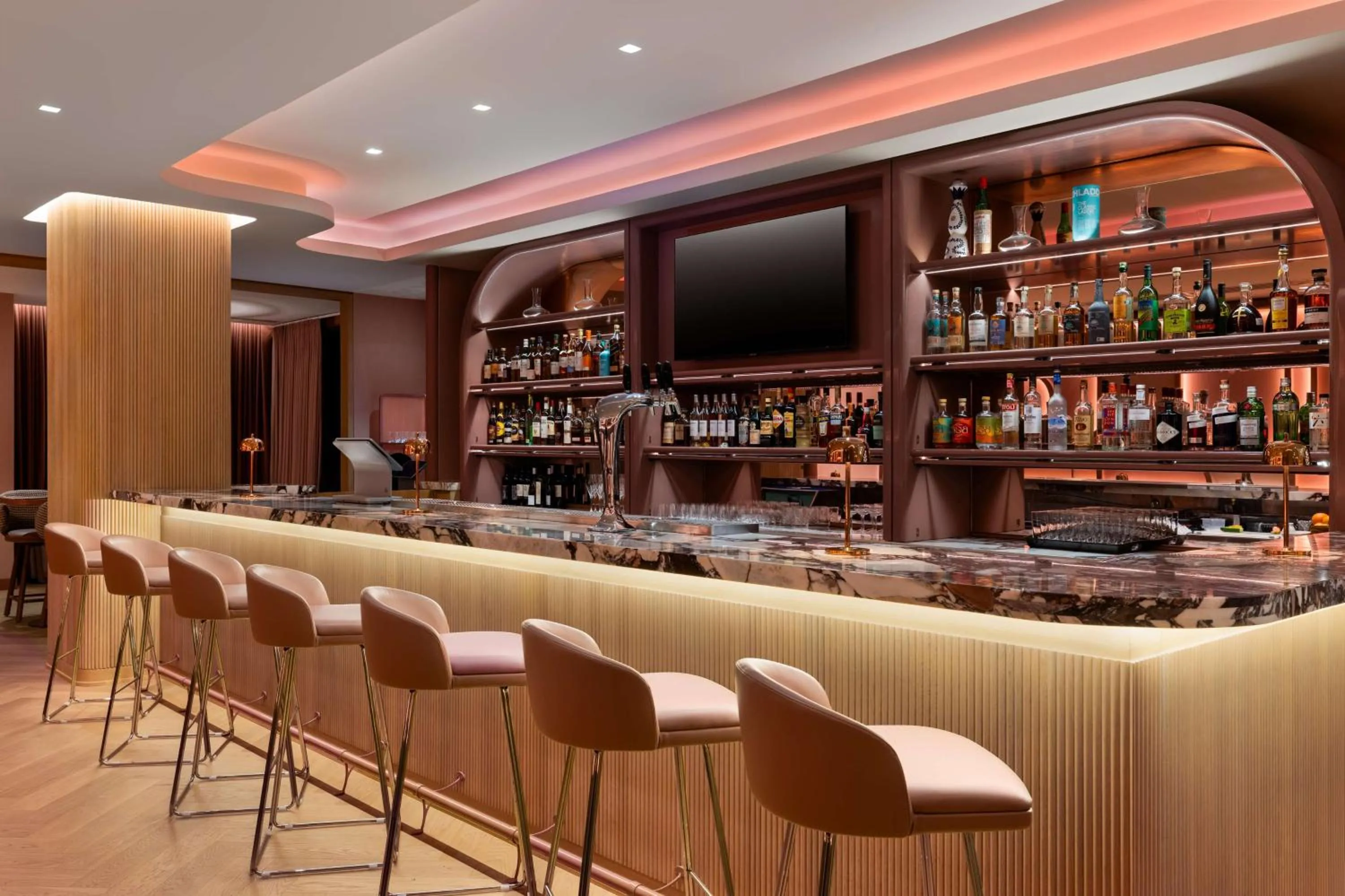 Lounge or bar in Revery Toronto Downtown, Curio Collection by Hilton