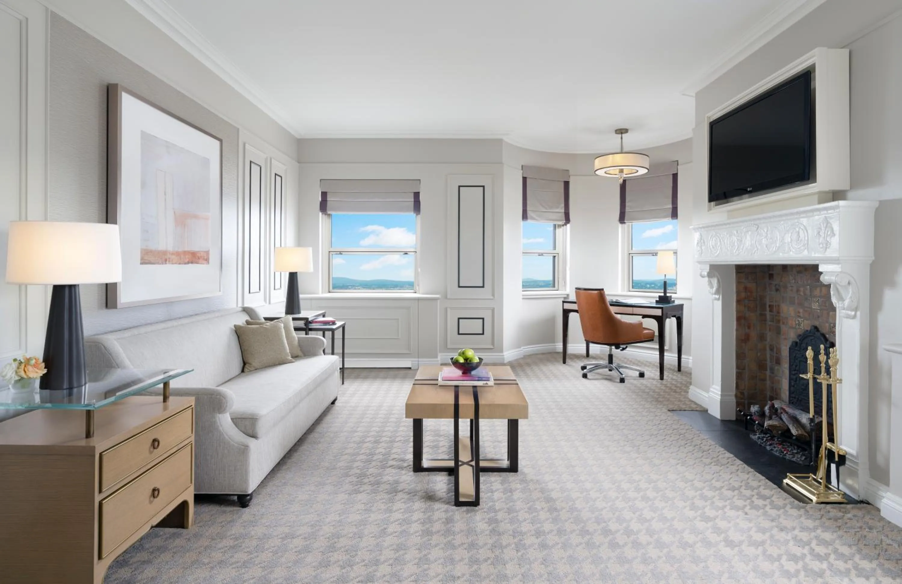 Living room, Bed in Fairmont Le Chateau Frontenac