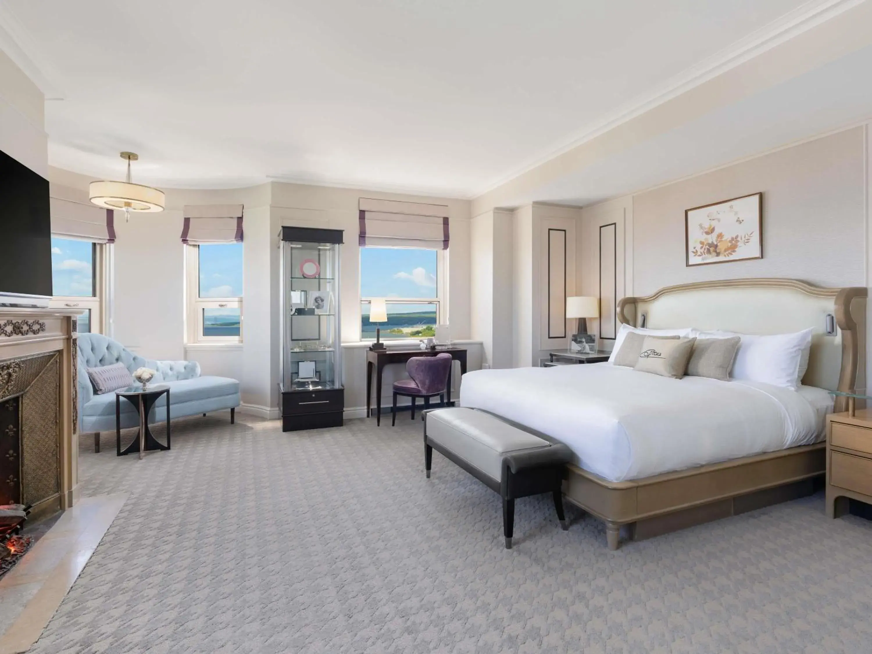 Signature Fairmont Gold One Bedroom Suite in Fairmont Le Chateau Frontenac Signature Fairmont Gold One Bedroom Suite in Fairmont Le Chateau Frontenac