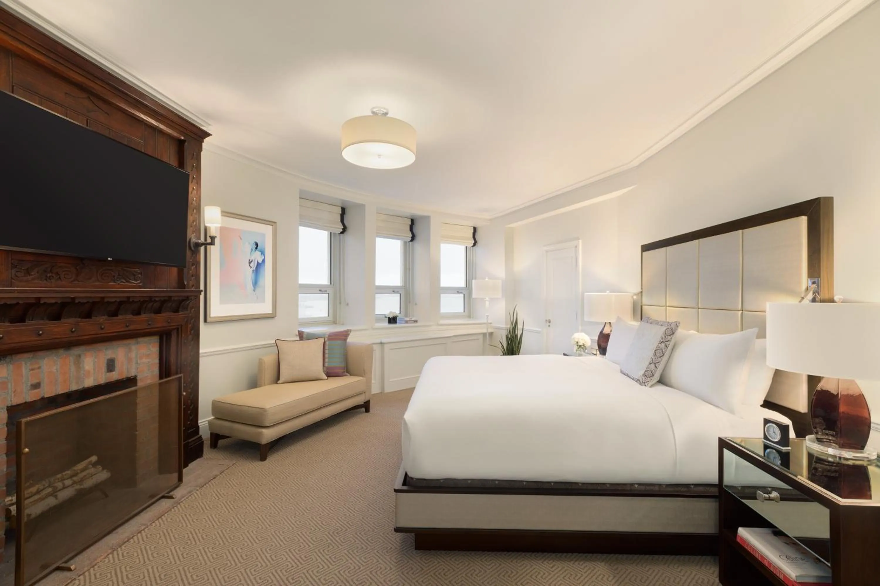 Photo of the whole room, Bed in Fairmont Le Chateau Frontenac