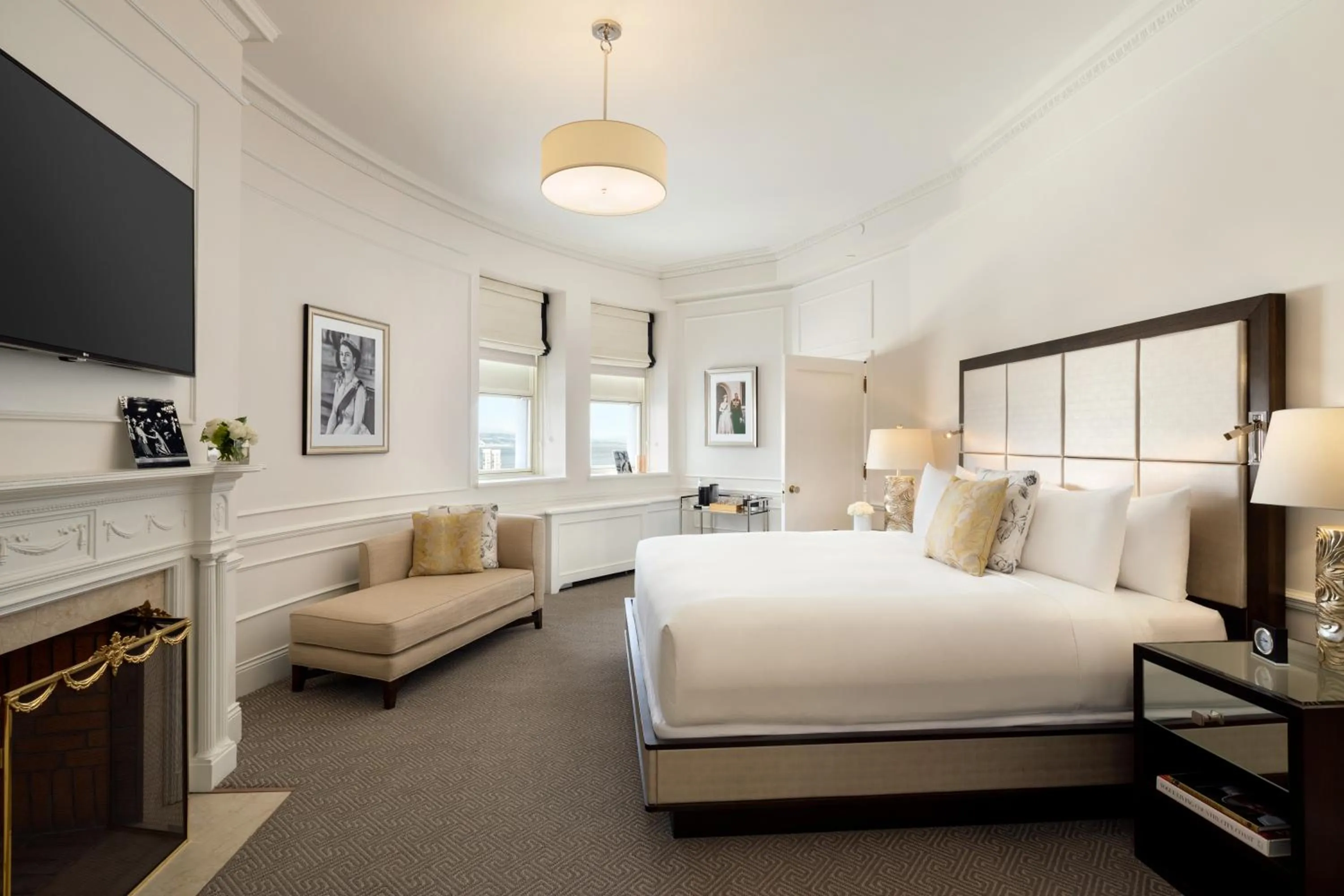 Photo of the whole room, Bed in Fairmont Le Chateau Frontenac