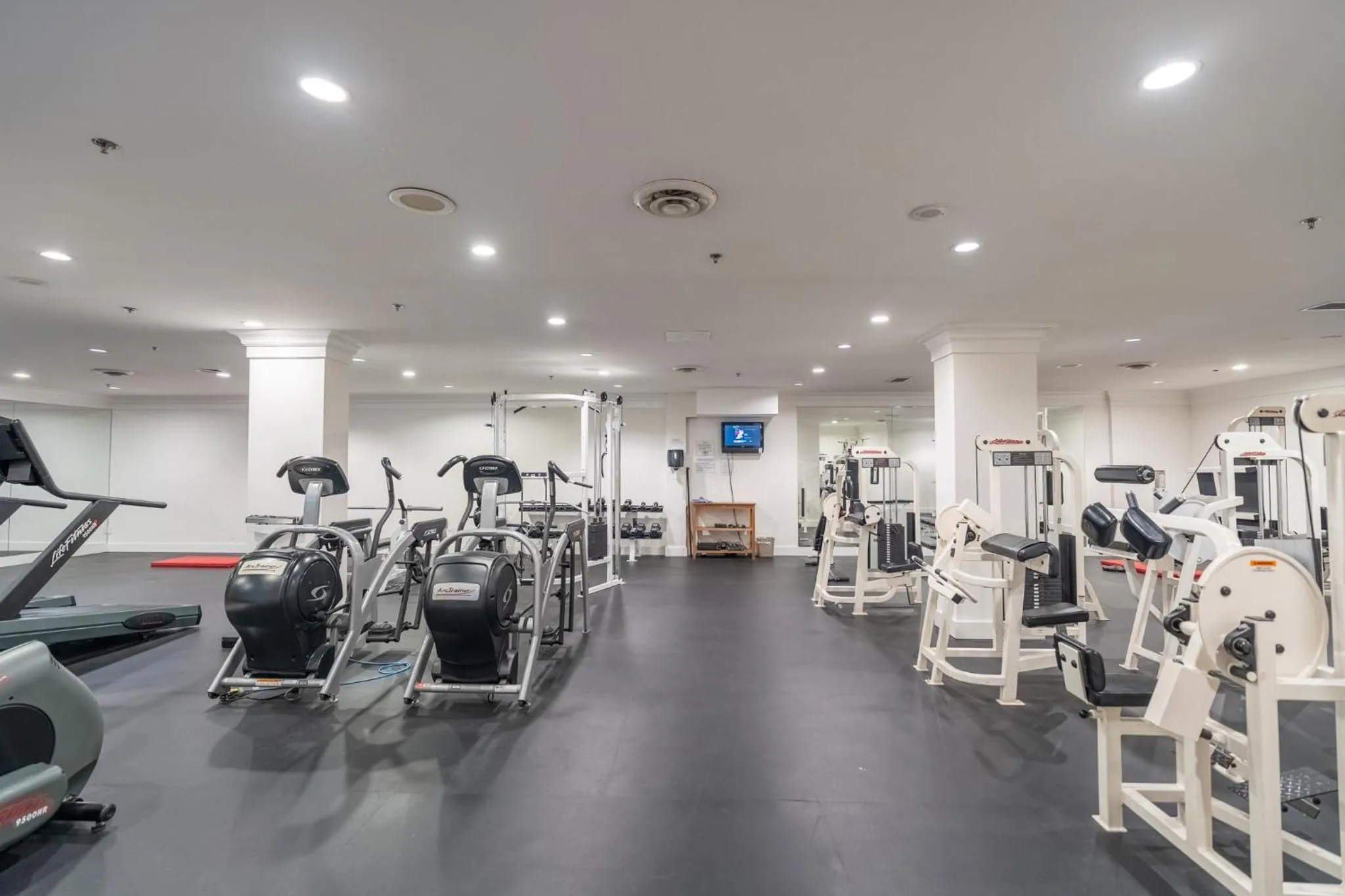 Fitness centre/facilities in Century Plaza Hotel