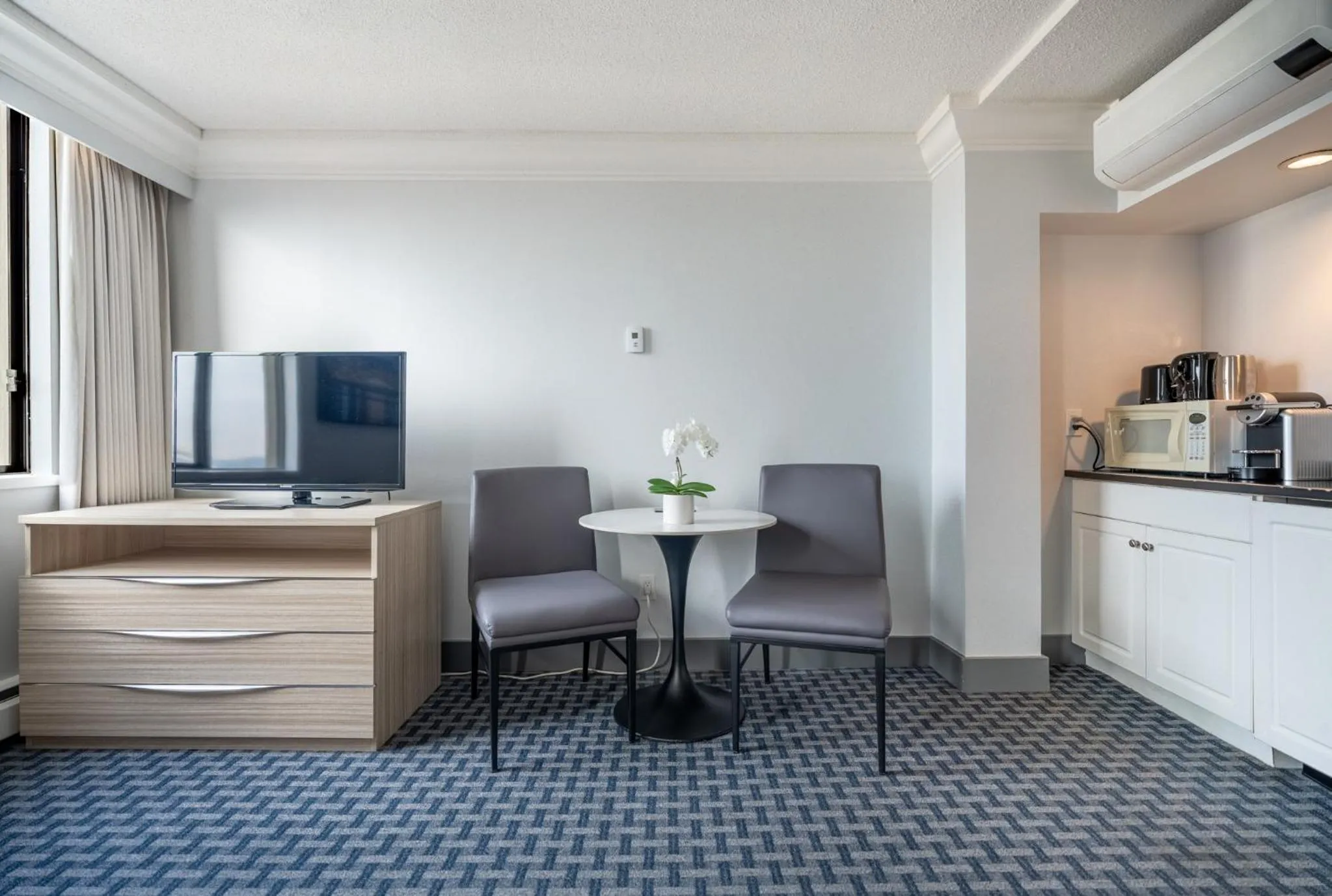 TV and multimedia in Century Plaza Hotel