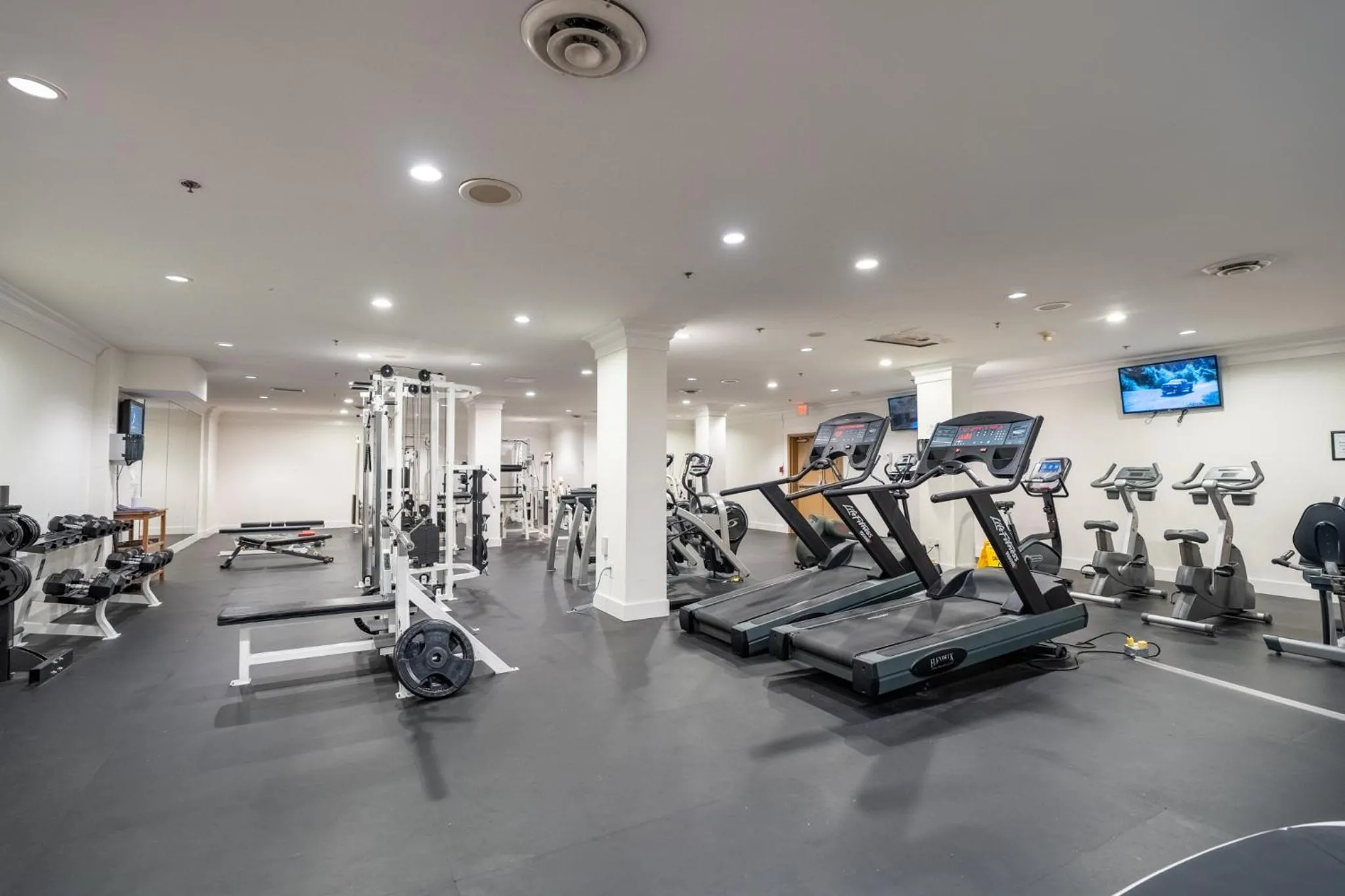 Fitness centre/facilities in Century Plaza Hotel
