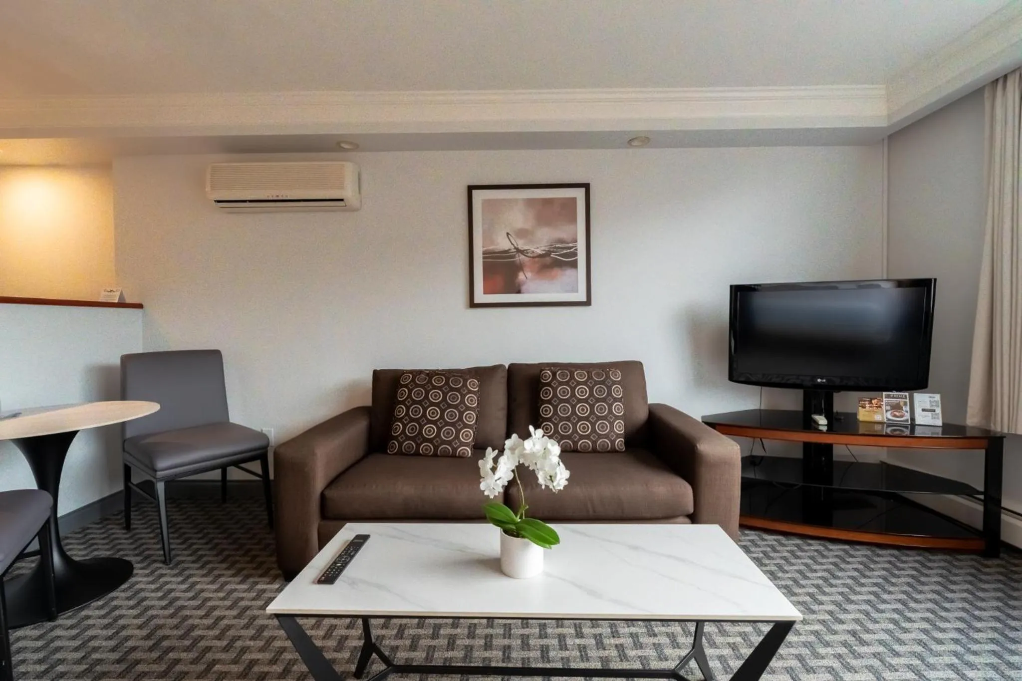 TV and multimedia in Century Plaza Hotel