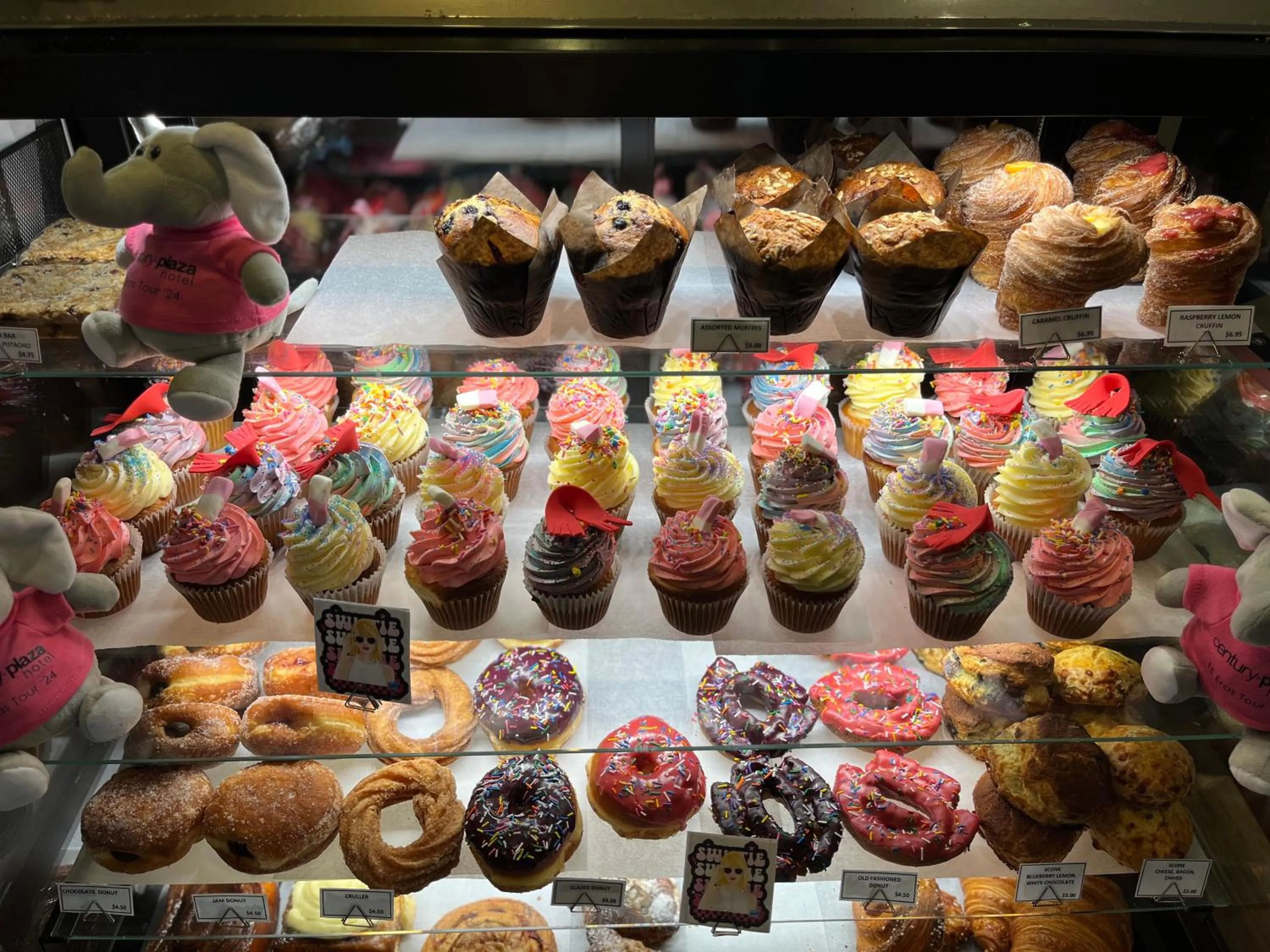 Restaurant/places to eat in Century Plaza Hotel