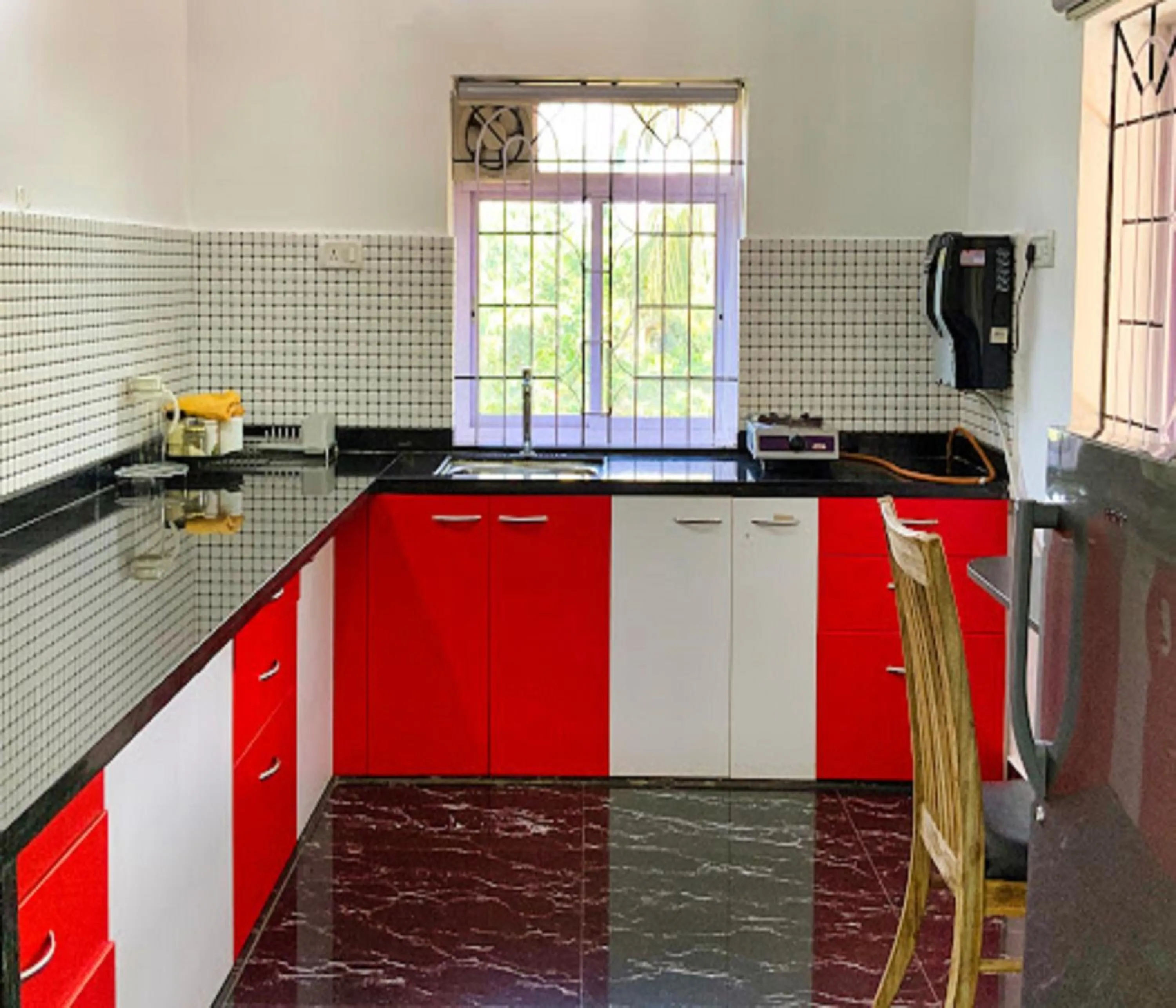Kitchen or kitchenette in Lar Amorosa Boutique Hotel - Goa