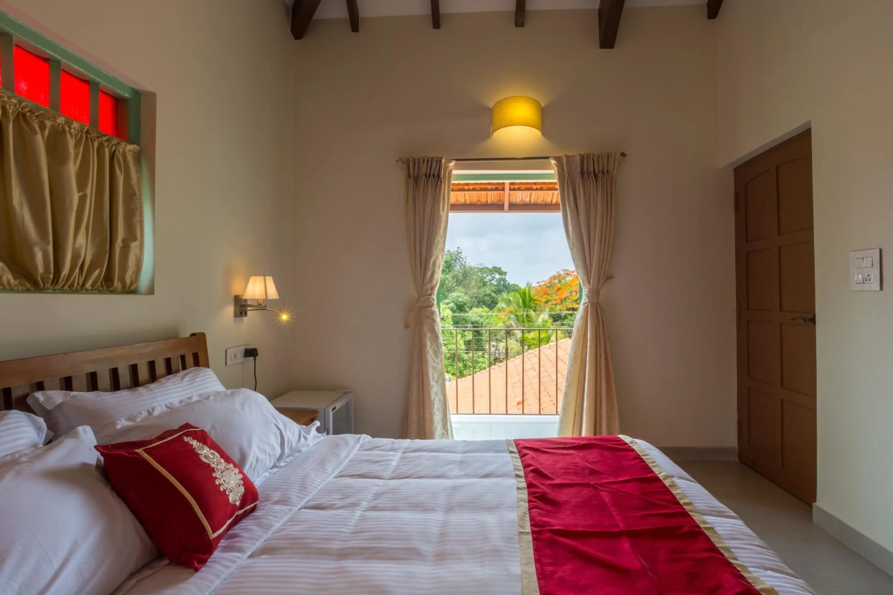 Street view, Bed in Lar Amorosa Boutique Hotel - Goa