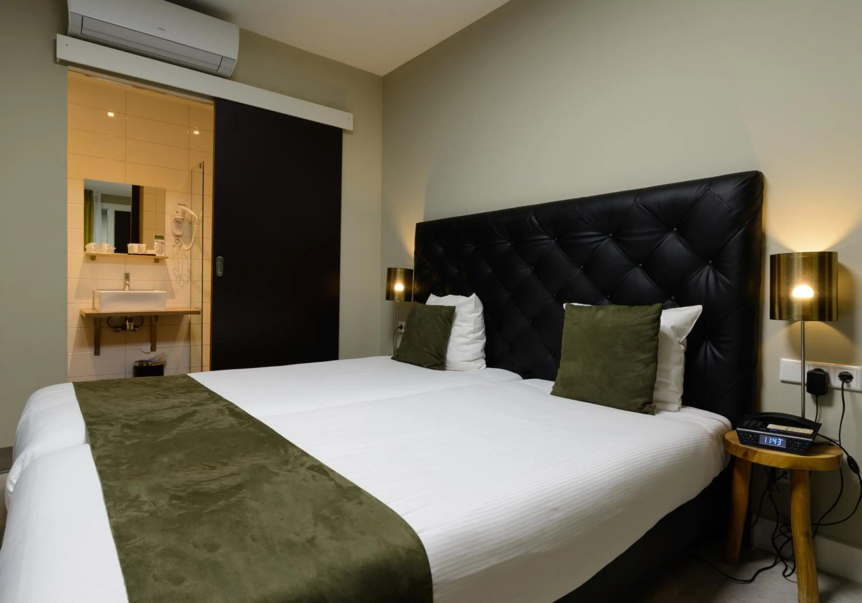 Photo of the whole room, Bed in Camp-Inn Hotel