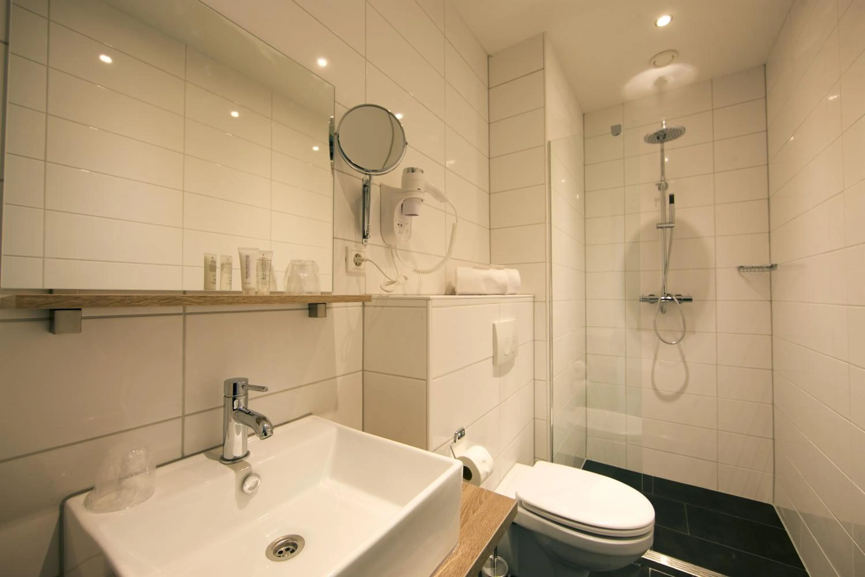 Bathroom in Camp-Inn Hotel