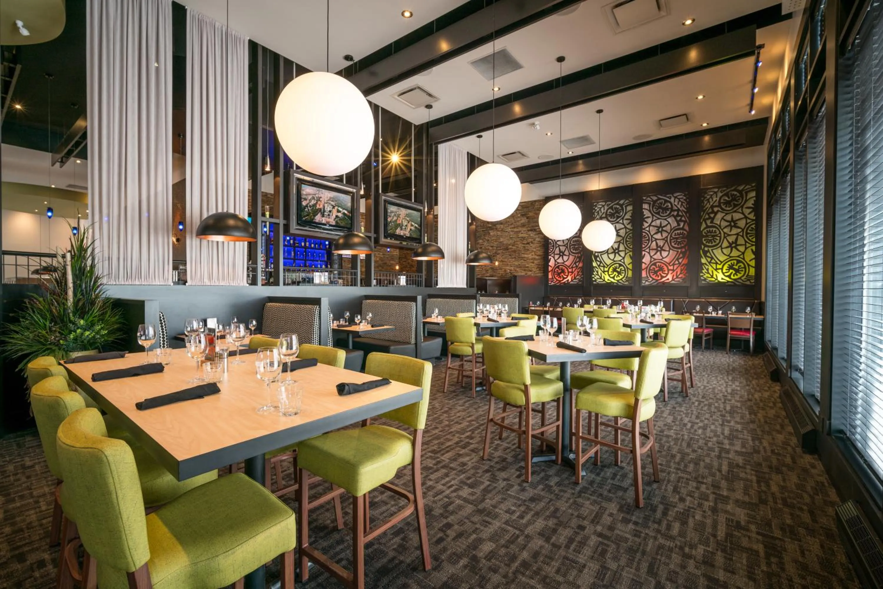 Restaurant/places to eat in Acclaim Hotel by CLIQUE