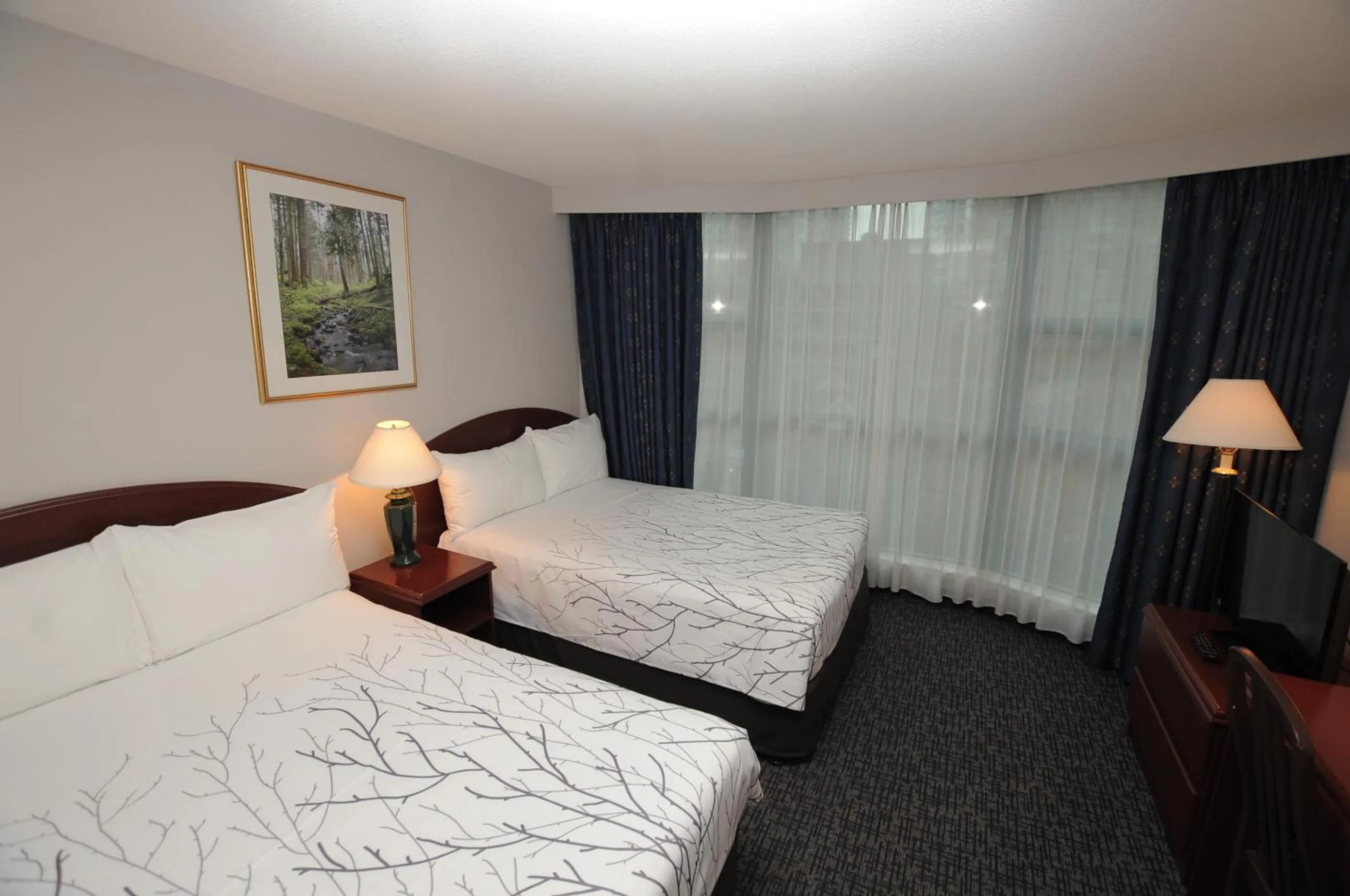 Bed in Rosedale on Robson Suite Hotel