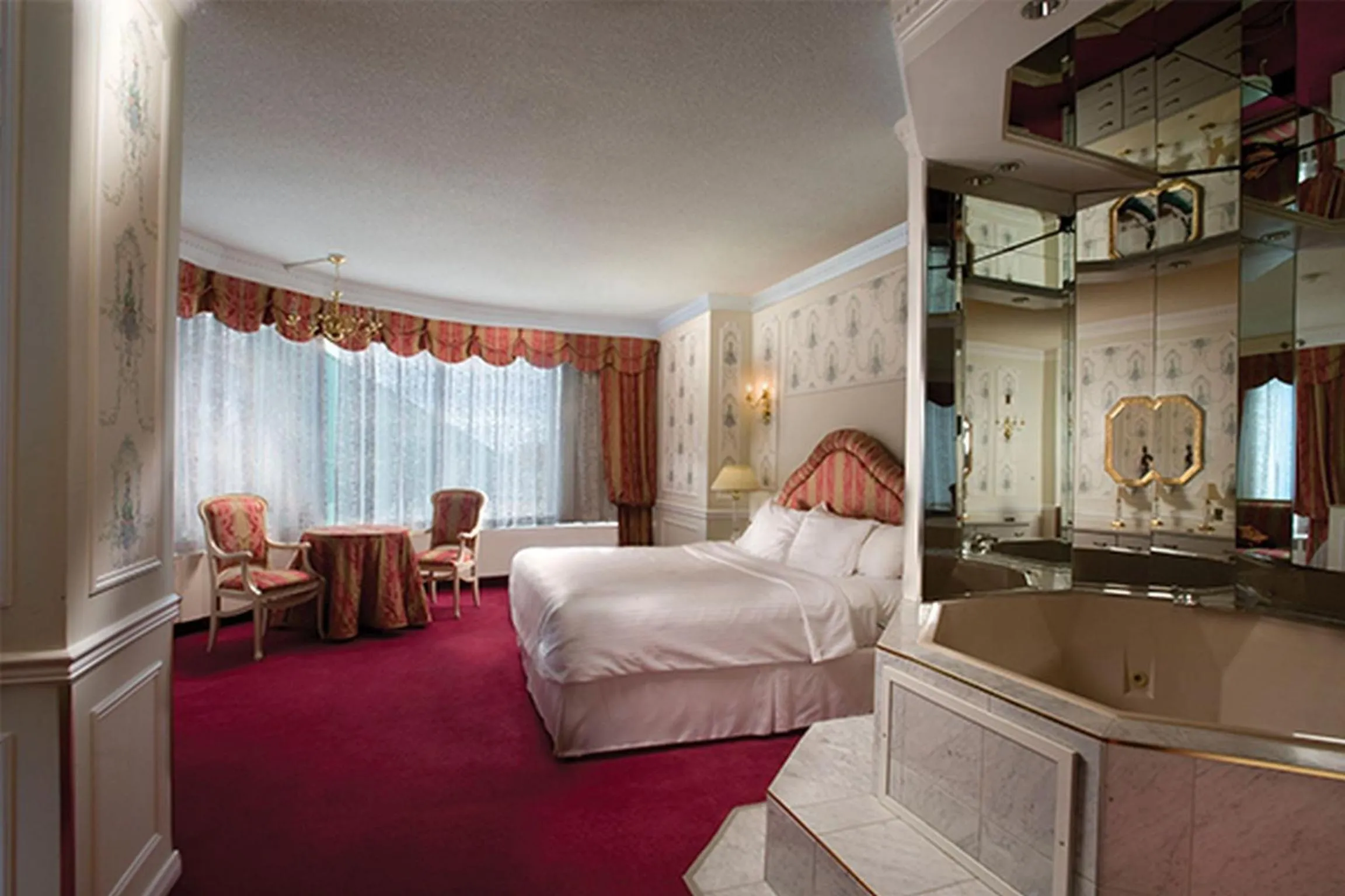 Hot Tub, Bed in Fantasyland Hotel